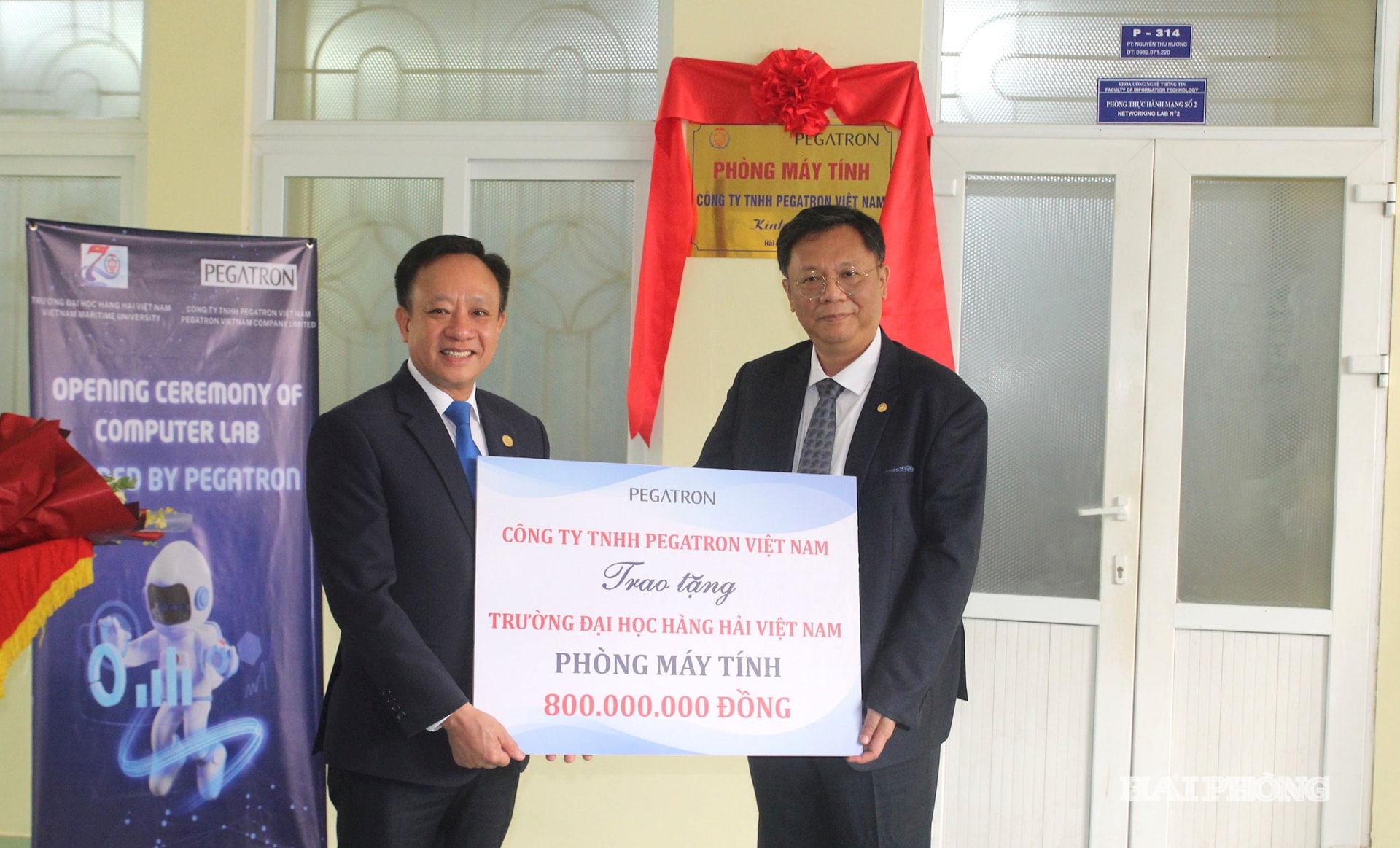 ông Huang, Jen-Chieh, Tổng Giám đốc Công ty TNHH Pegatron Việt Nam trao kinh phí tặng phòng máy tính tặng Trường Đại học Hàng hải Việt Nam