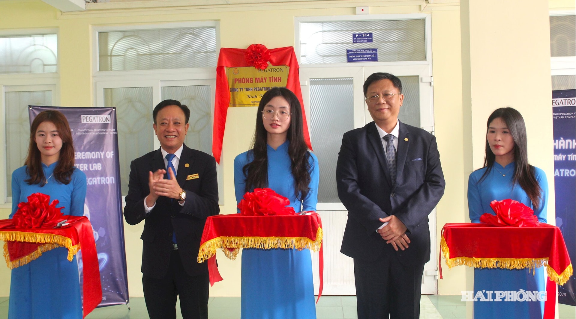 Lãnh đạo 2 đơn vị cắt băng khánh thành phòng máy tính