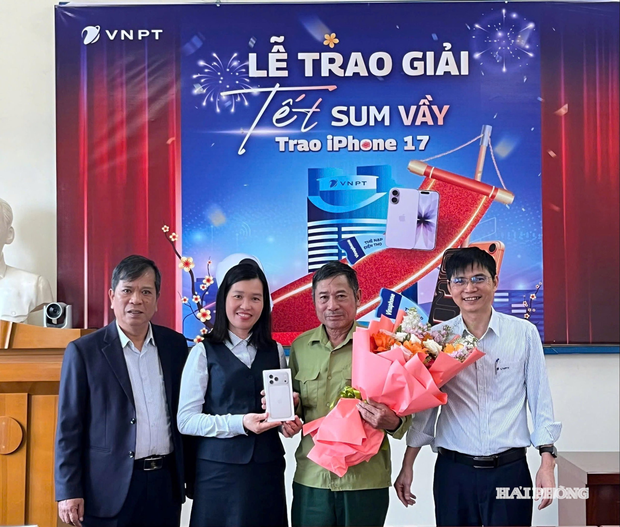 Khách hàng Nguyễn Văn Liệu thuộc khu vực Kim Môn trúng Nhất là 1 chiếc điện thoại iPhone 17 Pro Max 1TB trị giá khoảng 52 triệu đồng.