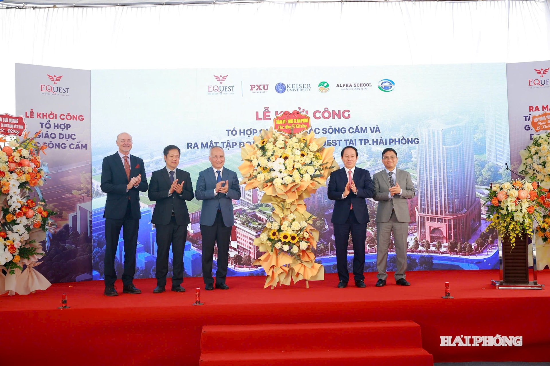 Lãnh đạo thành phố tặng hoa chúc mừng lễ khởi công