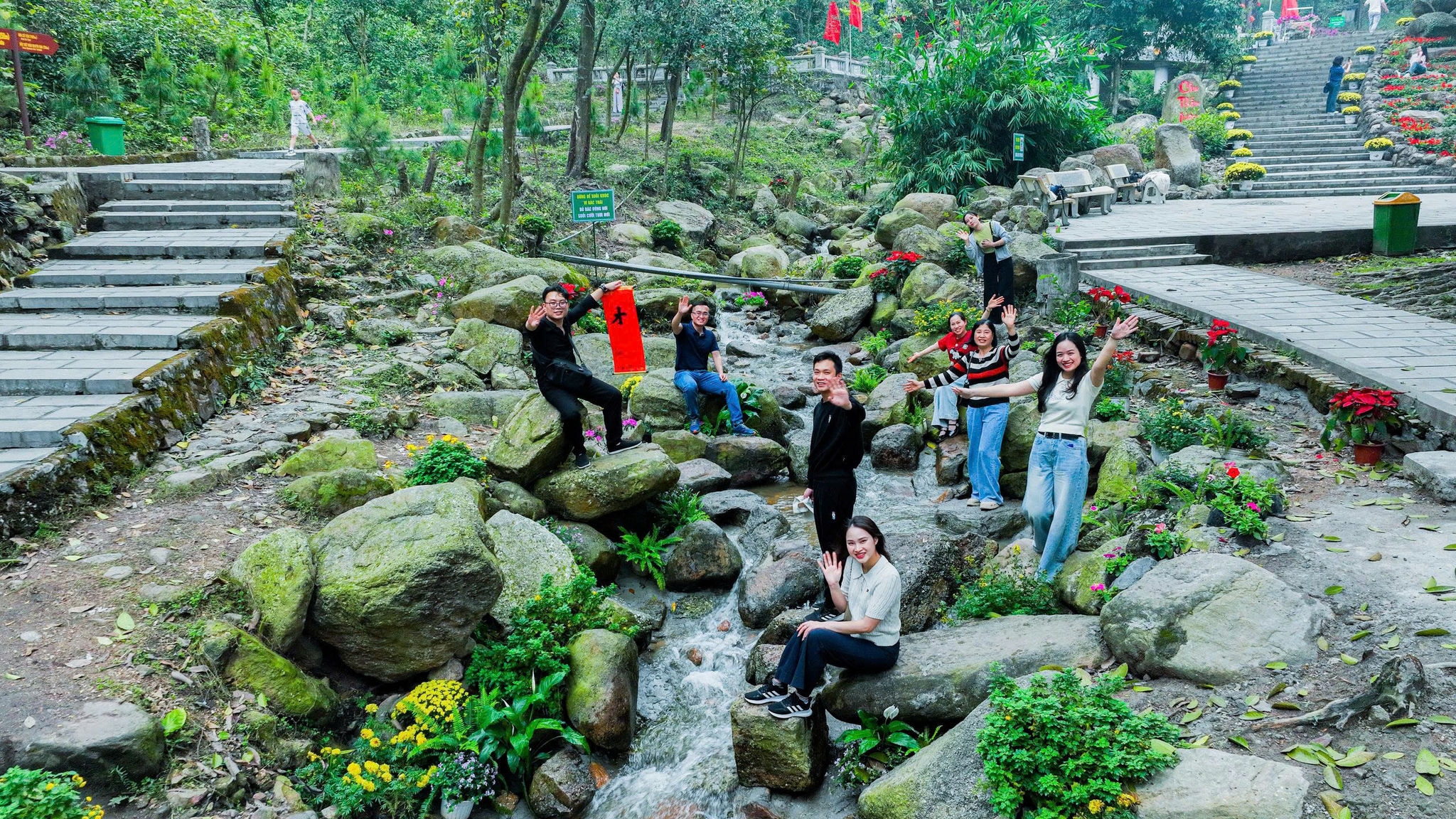 Suối Côn Sơn mùa Xuân này được cải tạo, phục hồi dòng chảy, là điểm nhấn thu hút đông đảo du khách. ẢNH: THÀNH CHUNG