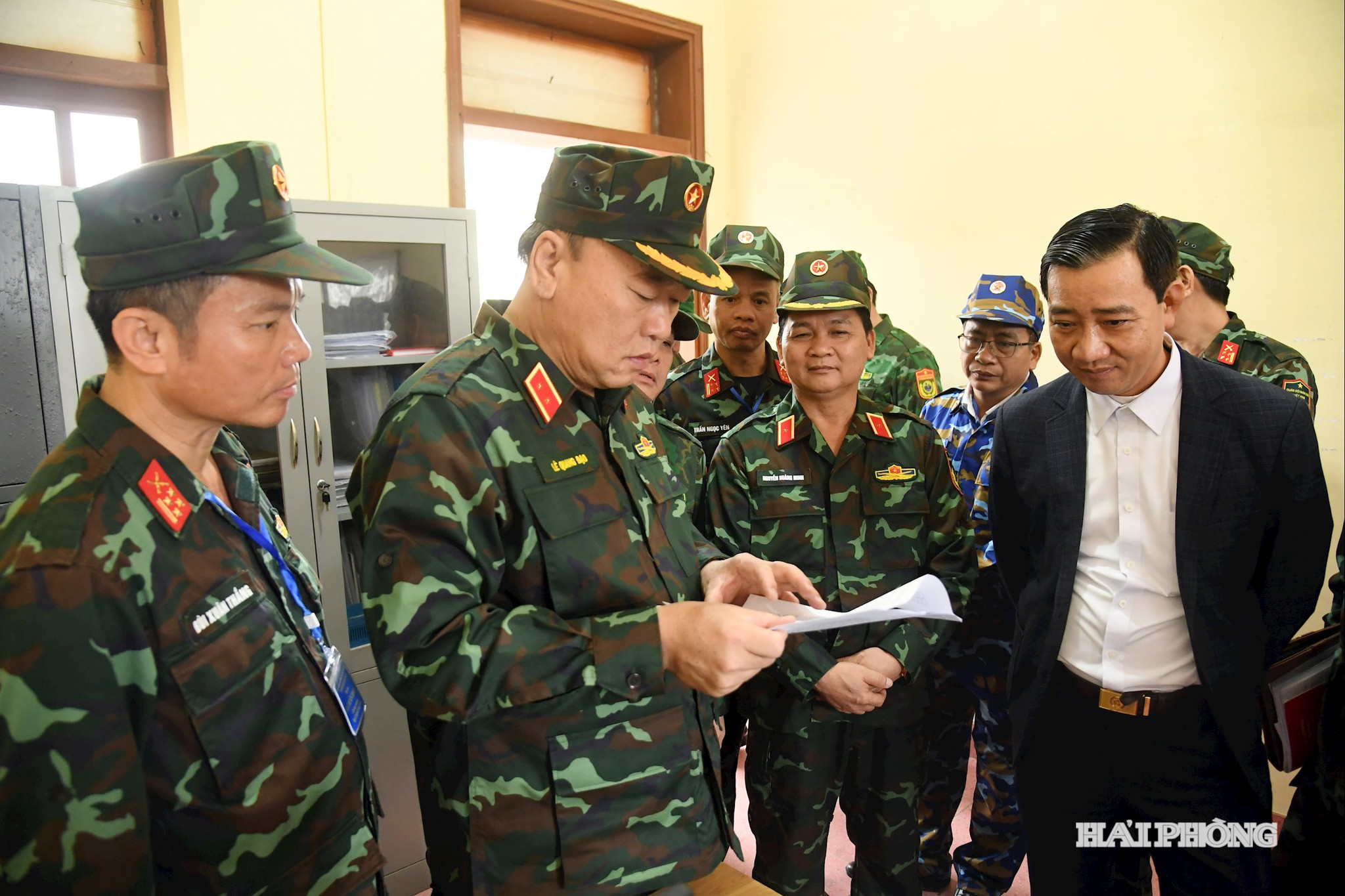 Trung tướng Lê Quang Đạo kiểm tra hệ thống sổ sách tại Trạm TKCN Bạch Long Vĩ
