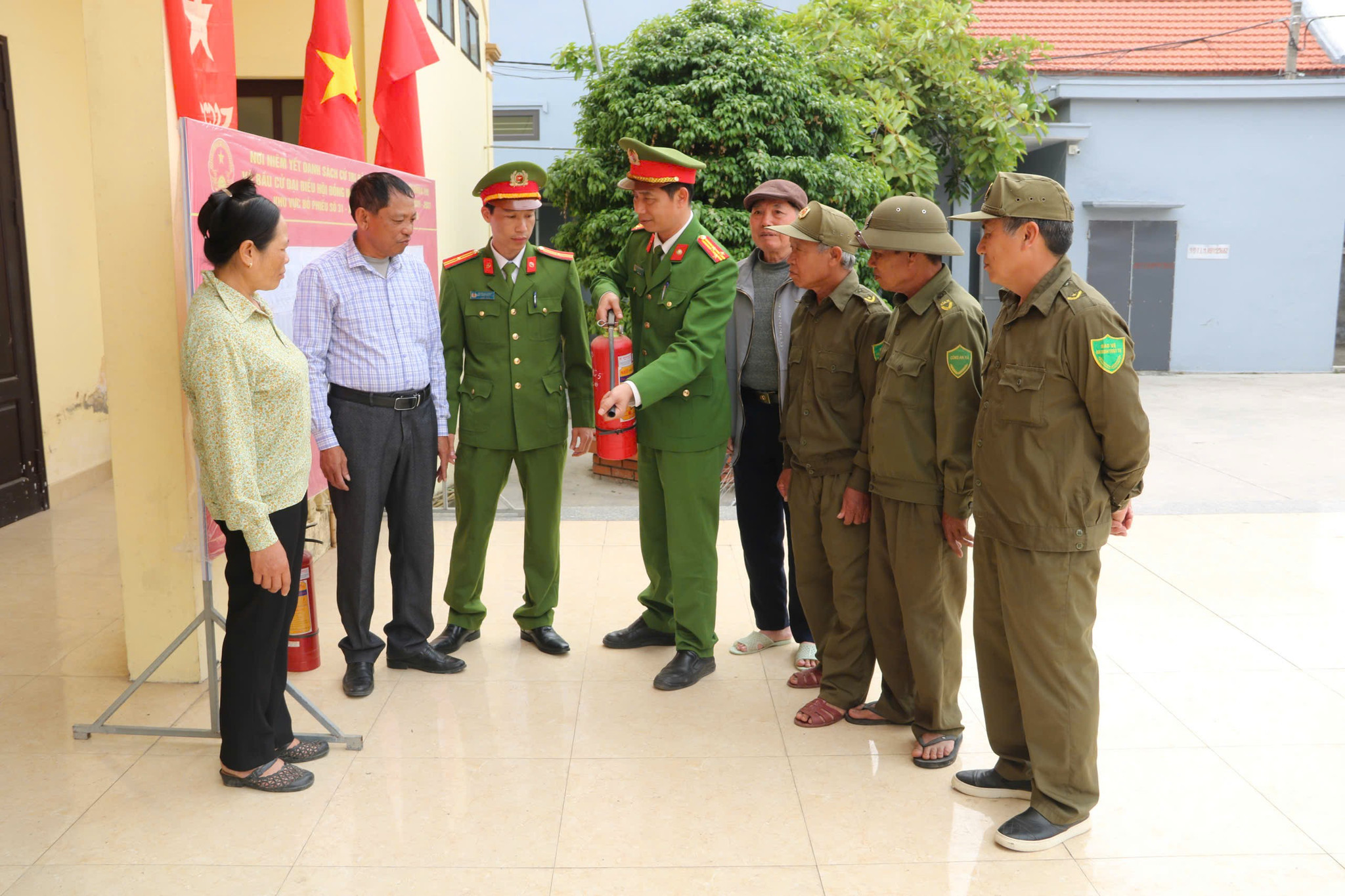 Công an xã Tân Minh hướng dẫn công tác bảo đảm an toàn phòng cháy chữa cháy tại điểm bỏ phiếu