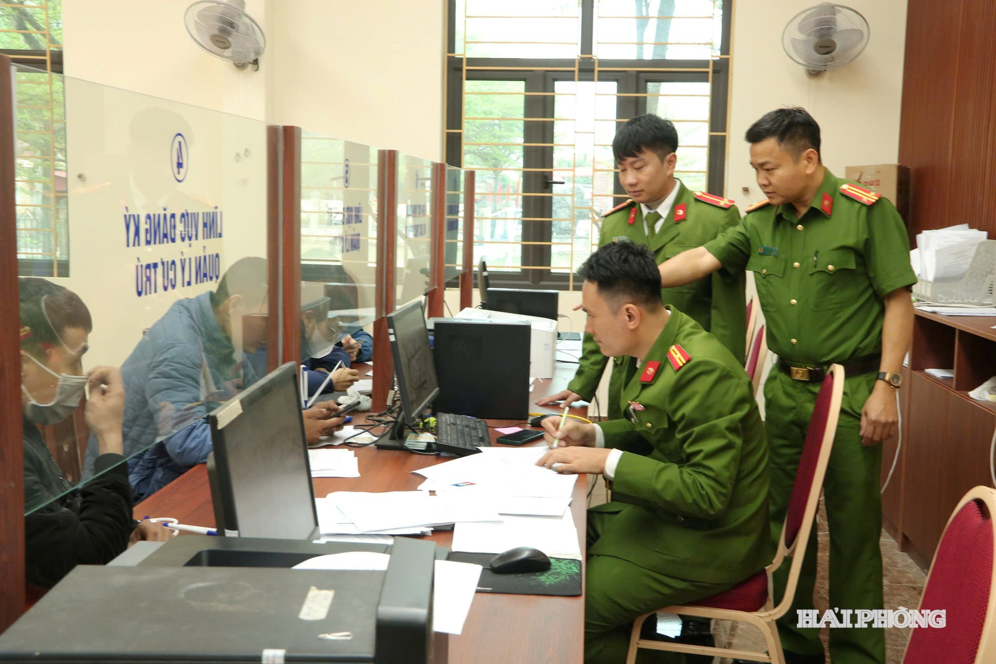 Công an xã Tân Minh kiểm tra công tác rà soát, in thẻ cử tri trên địa bàn.