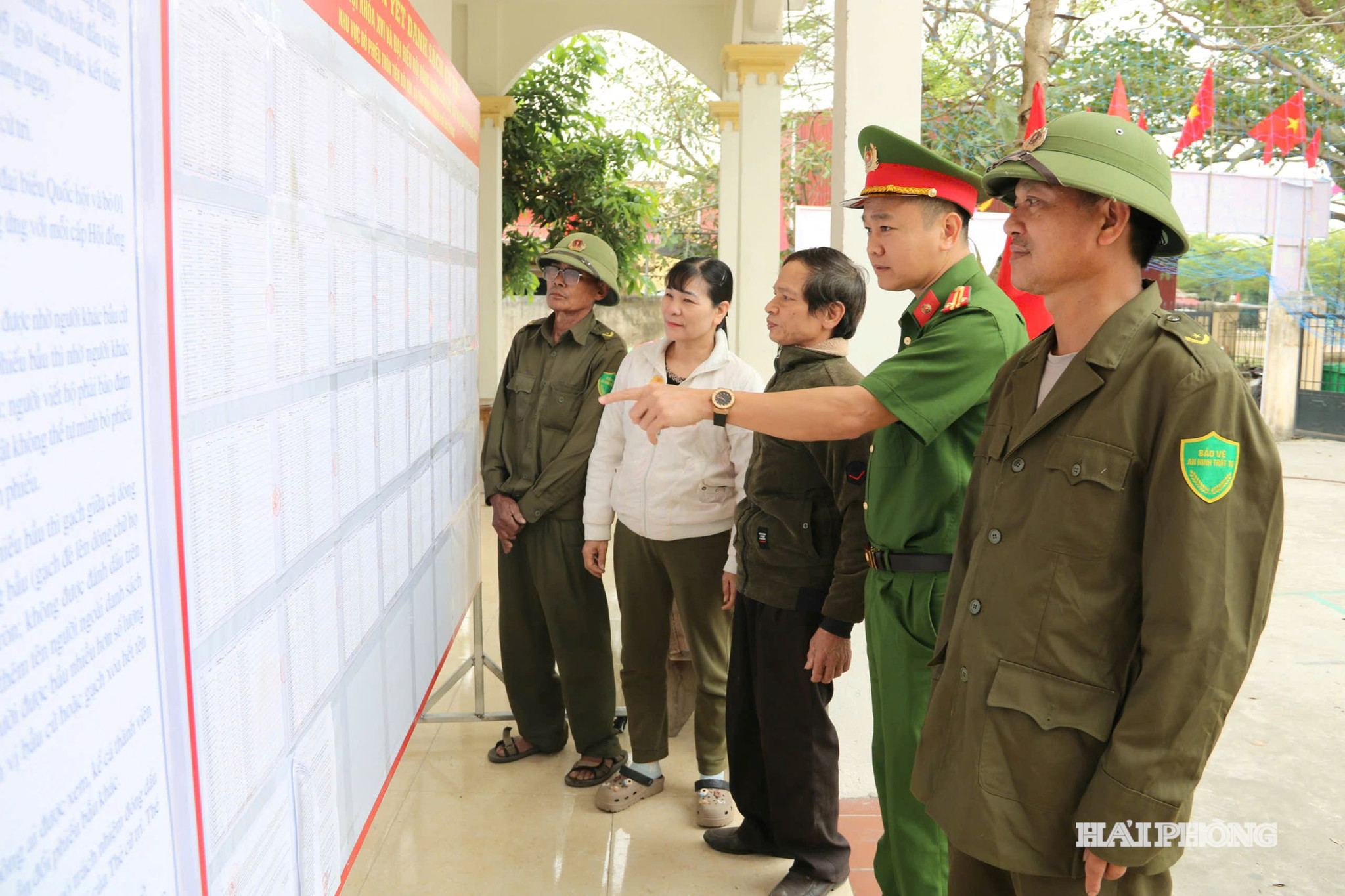 Công an xã Tân Minh phối hợp rà soát danh sách cử tri bảo đảm cuộc bầu cử diễn ra dân chủ, an toàn, đúng luật