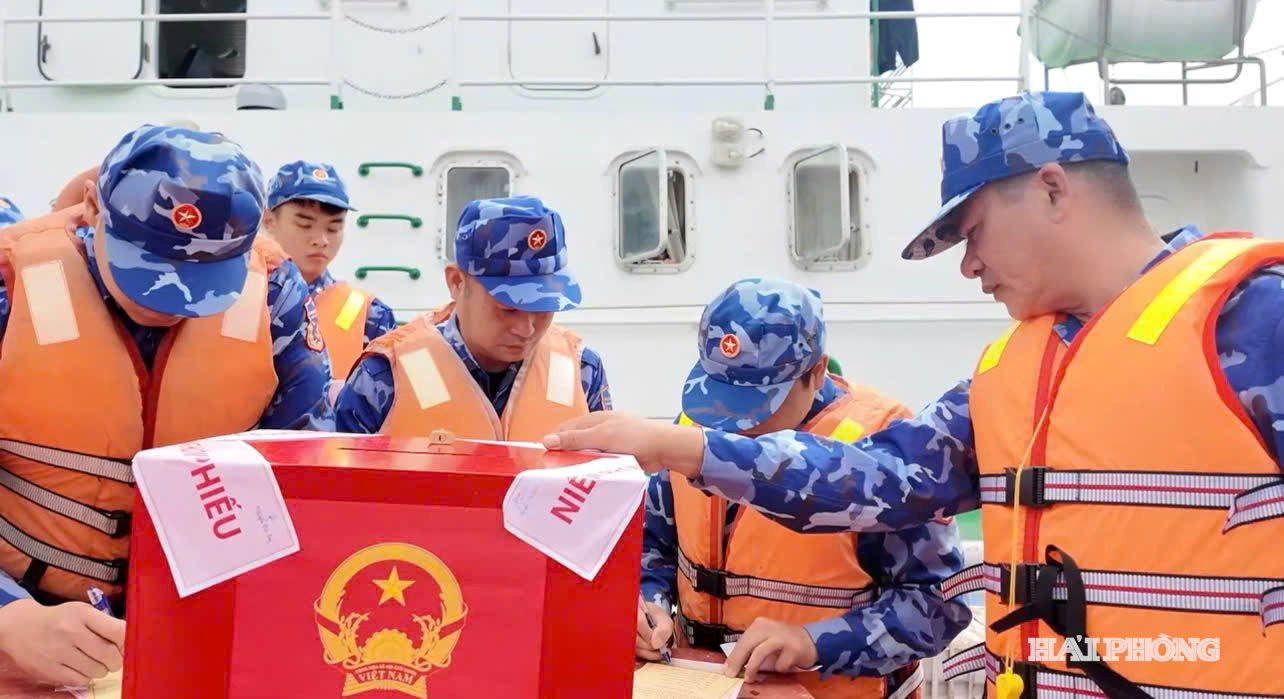 Cán bộ, chiến sỹ đang làm nhiệm vụ trên vùng biển đặc khu Bạch Long Vĩ tranh thủ thực hiện quyền thiêng liêng, tự tay viết phiếu bầu cử. Ảnh: SƠN HÀ