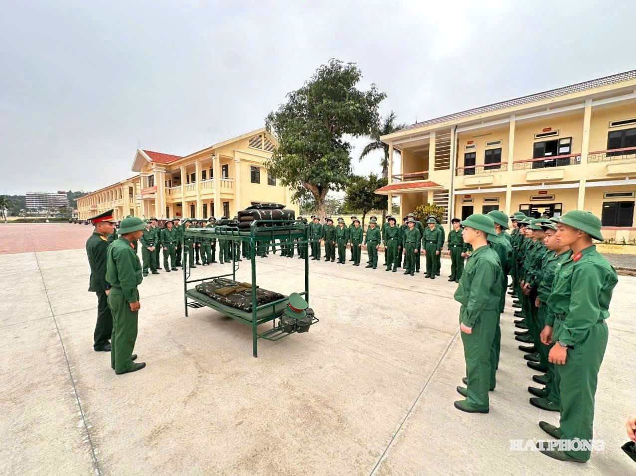 Các tân binh ở Trung đoàn 50 được hướng dẫn cách gấp chăn màn vuông vắn.