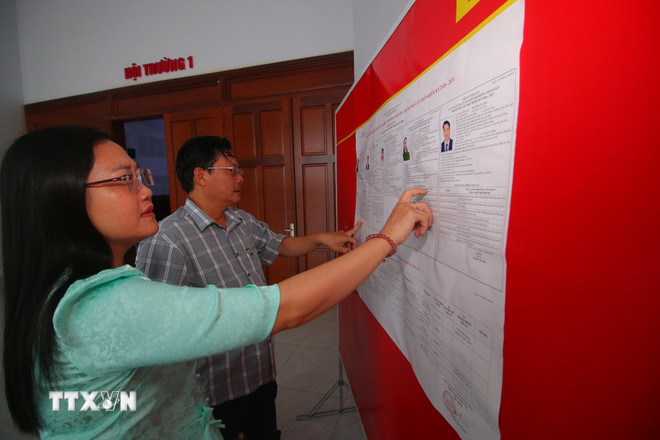 Cử tri xã Vĩnh Viễn, thành phố Cần Thơ tìm hiểu tiểu sử ứng cử viên đại biểu Quốc hội khóa XVI. (Ảnh: Duy Khương/TTXVN) ttxvn-can-tho-2-resize.jpg