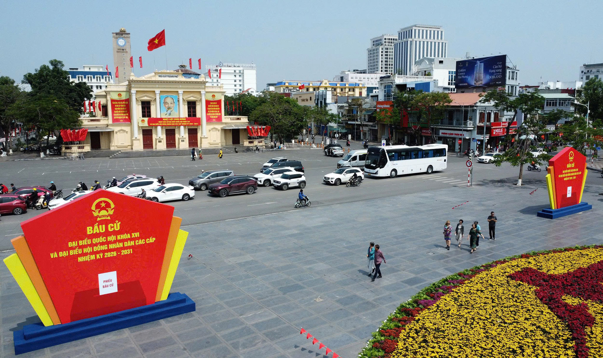 Quảng trường nhà hát thành phố trang hoàng rực rỡ chào mừng ngày bầu cử đại biểu Quốc hội khoá XVI và đại biểuHĐND các cấp nhiệm kỳ 2021-2026.