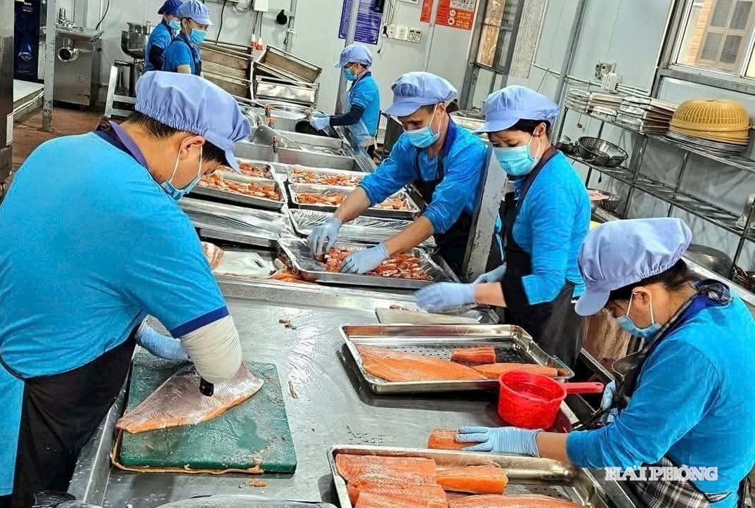 Các doanh nghiệp nhỏ và vừa cần chủ động thích ứng tốt hơn, tập trung tái cấu trúc, chuyển đổi số, nâng cao quản trị và mở rộng liên kết thị trường. Trong ảnh: Hoạt động sản xuất tại Công ty TNHH Sovi.