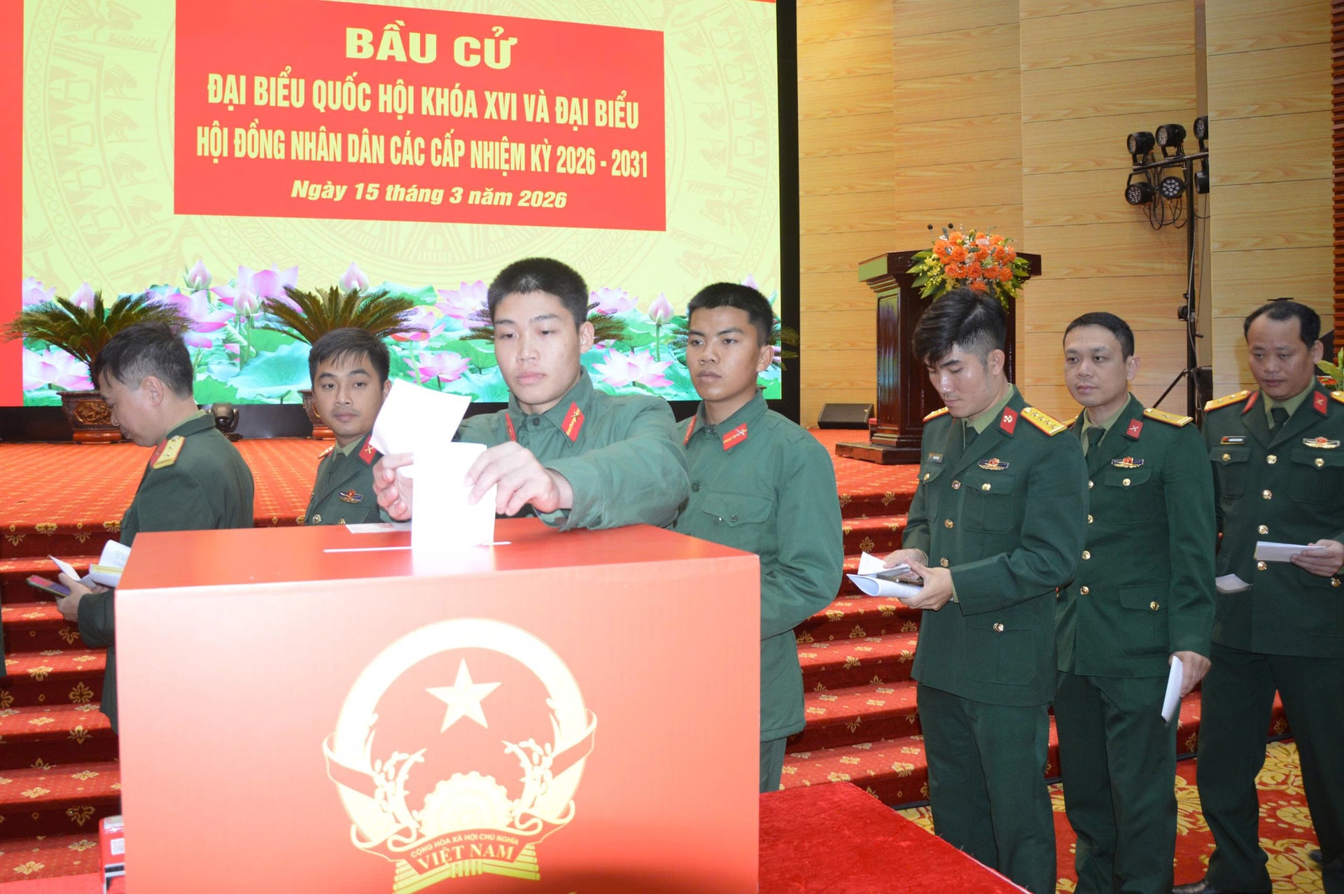 3_Cử tri là hạ sĩ quan, chiến sĩ hào hứng tham gia bầu cử tại Khu vực bầu cử số 17