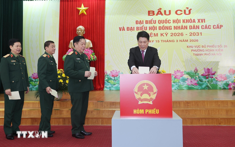 Chủ tịch nước Lương Cường bỏ phiếu bầu cử tại khu vực bỏ phiếu số 26, phường Hoàn Kiếm, thành phố Hà Nội. (Ảnh: Lâm Khánh/TTXVN)