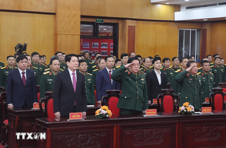 Chủ tịch nước Lương Cường và các cử tri quân đội dự lễ khai mạc bầu cử tại khu vực bỏ phiếu số 26, phường Hoàn Kiếm, thành phố Hà Nội. (Ảnh: Lâm Khánh/TTXVN)