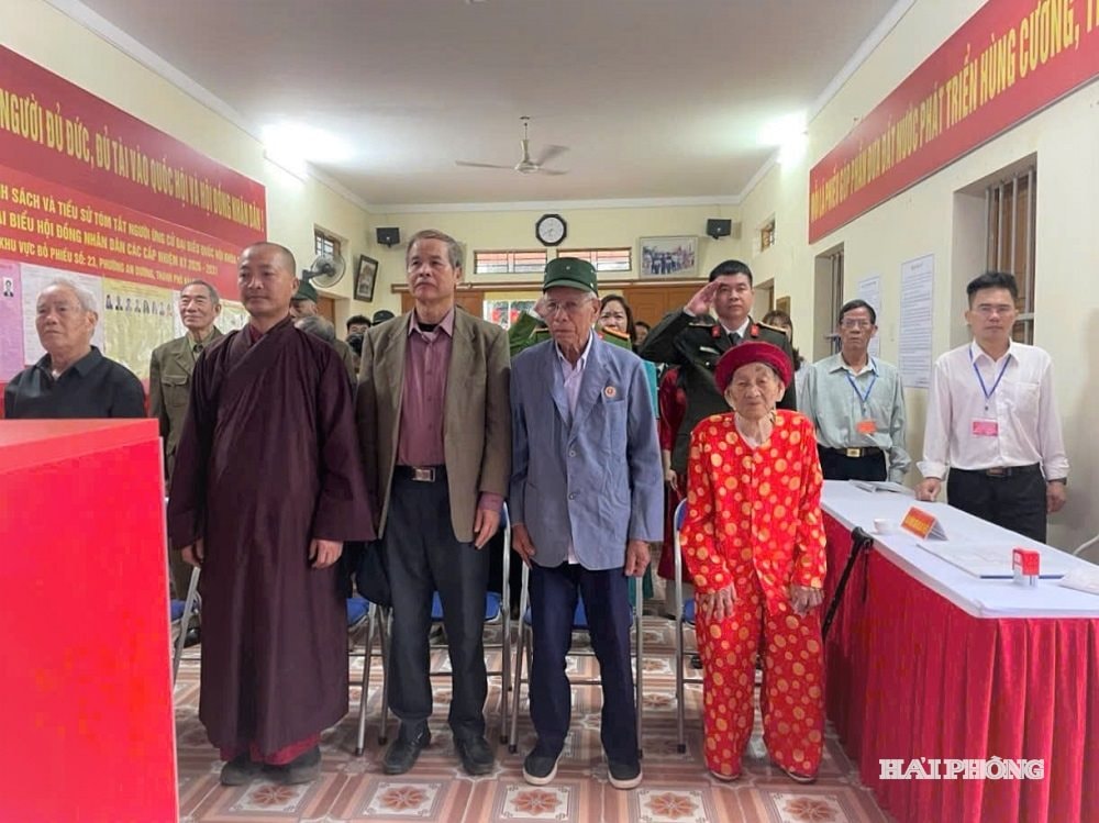 Mẹ Việt Nam Anh hùng Nguyễn Thị Bé dự khai mạc và bỏ phiếu bầu cử đại biểu Quốc hội khóa XVI và đại biểu HĐND các cấp nhiệm kỳ 2026 – 2031 tại khu vực bỏ phiếu số 23 tổ dân phố Nhu Kiều, phường An Dương.