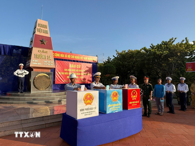 Cử tri ở điểm bỏ phiếu số 14, đặc khu Trường Sa bỏ phiếu đại biểu Quốc hội khóa XVI và đại biểu HĐND các cấp nhiệm kỳ 2026/2031. (Ảnh: TTXVN phát) ttxvn-bau-cu-tai-dac-khu-truong-sa-khanh-hoa-1503.jpg
