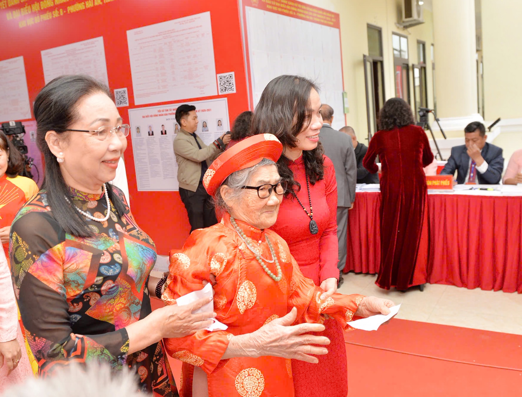 Cụ Nguyễn Thị Khẩn, 96 tuổi, cử tri cao tuổi phường Hải An đi bỏ phiếu. Cụ dậy từ rất sớm để chuẩn bị, mặc áo đẹp. Cụ cho biết đã nhiều lần đi bầu cử nhưng lần nào cũng háo hức... Ảnh: PHAN TUẤN