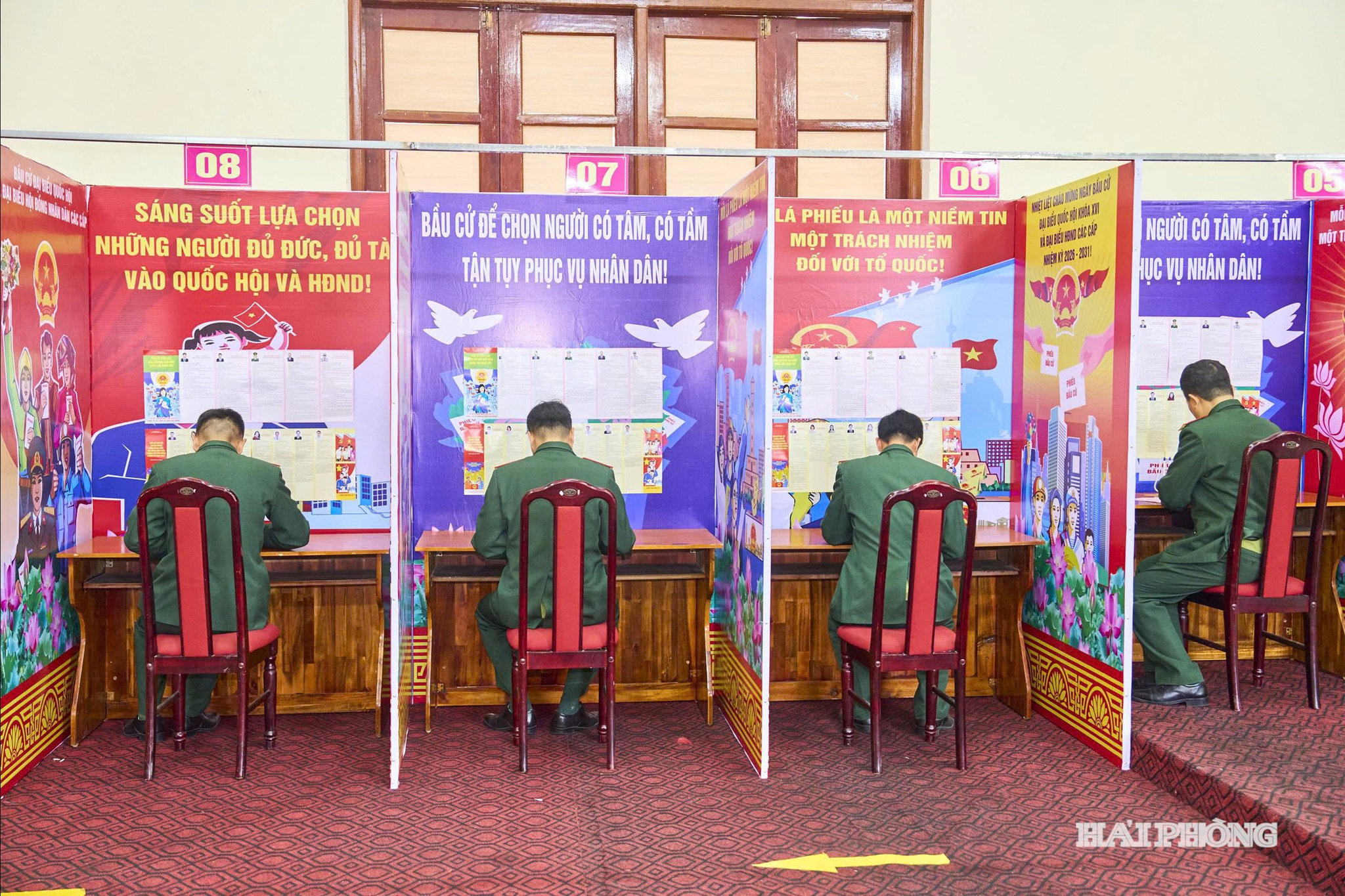 Cử tri thực hiện quyền bầu cử