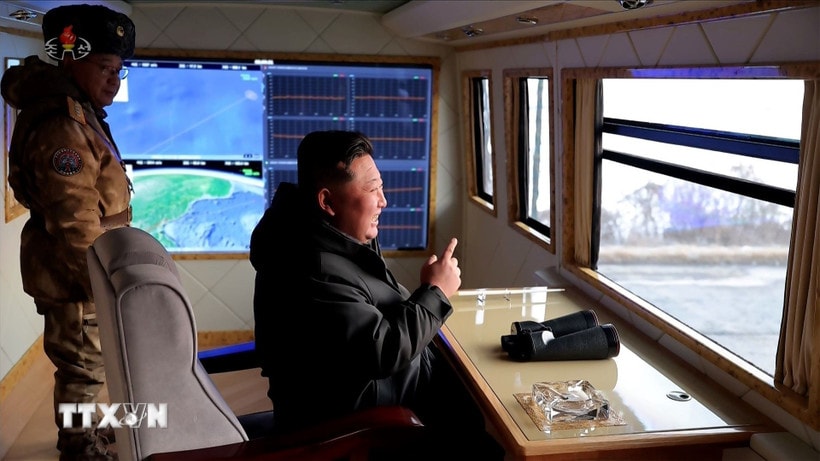 Nhà lãnh đạo Triều Tiên Kim Jong Un giám sát cuộc tập trận phóng tên lửa siêu vượt âm tại Bình Nhưỡng ngày 4/1/2026. (Nguồn: Yonhap/TTXVN)