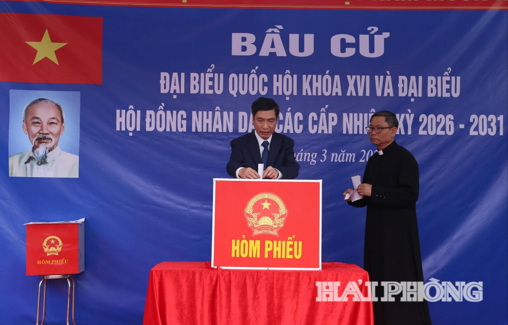 Đồng chí Nguyễn Văn Phú, Ủy viên Ban Thường vụ Thành ủy, Hiệu trưởng Trường Chính trị Tô Hiệu Hải Phòng, Uỷ viên Ban Chỉ đạo của Thành uỷ về công tác bầu cử bỏ phiếu tại đơn vị bầu cử số 2, xã Kẻ sặt.