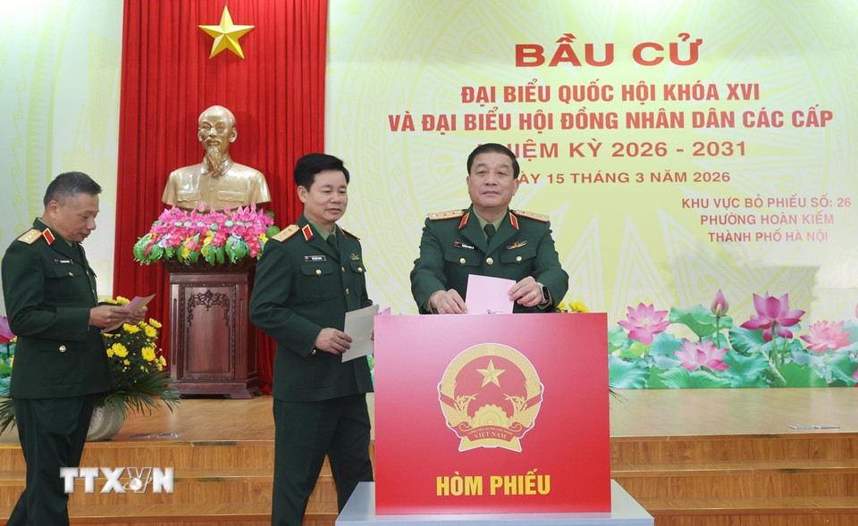 Thượng tướng Trương Thiên Tô, Ủy viên Trung ương Đảng, Phó Chủ nhiệm Tổng cục Chính trị Quân đội nhân dân Việt Nam bỏ phiếu bầu cử tại khu vực bỏ phiếu số 26, phường Hoàn Kiếm, thành phố Hà Nội. (Ảnh: Lâm Khánh/TTXVN)