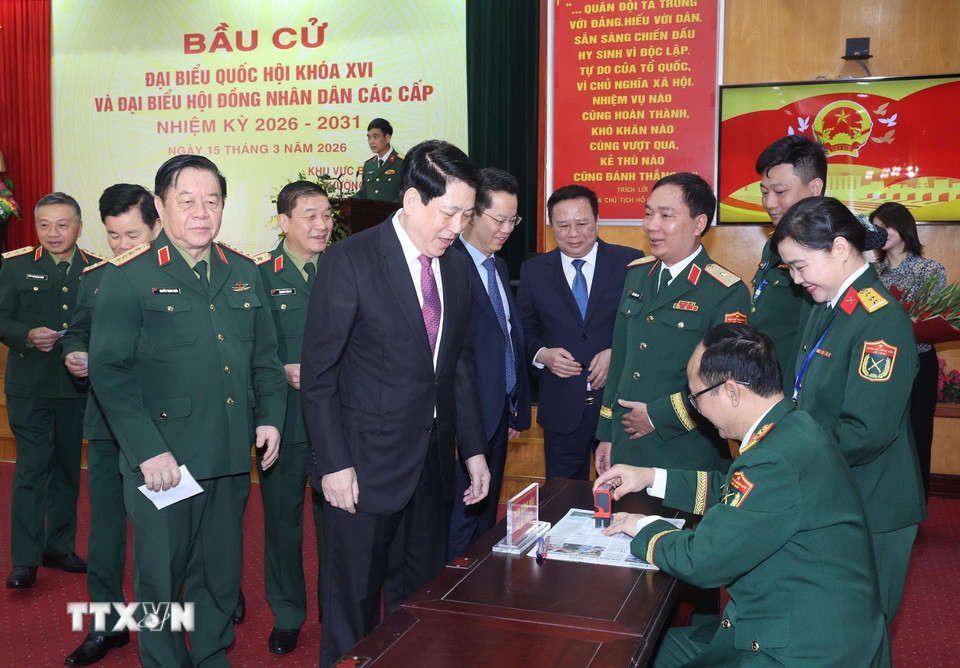 Chủ tịch nước Lương Cường nhận thẻ cử tri đã đóng dấu xác nhận bỏ phiếu tại khu vực bỏ phiếu số 26, phường Hoàn Kiếm, thành phố Hà Nội. (Ảnh: Lâm Khánh/TTXVN)