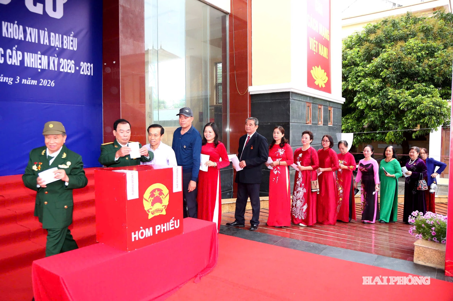Cử tri xã Vĩnh Bảo bỏ phiếu bầu cử. Ảnh: ĐỖ HIỀN