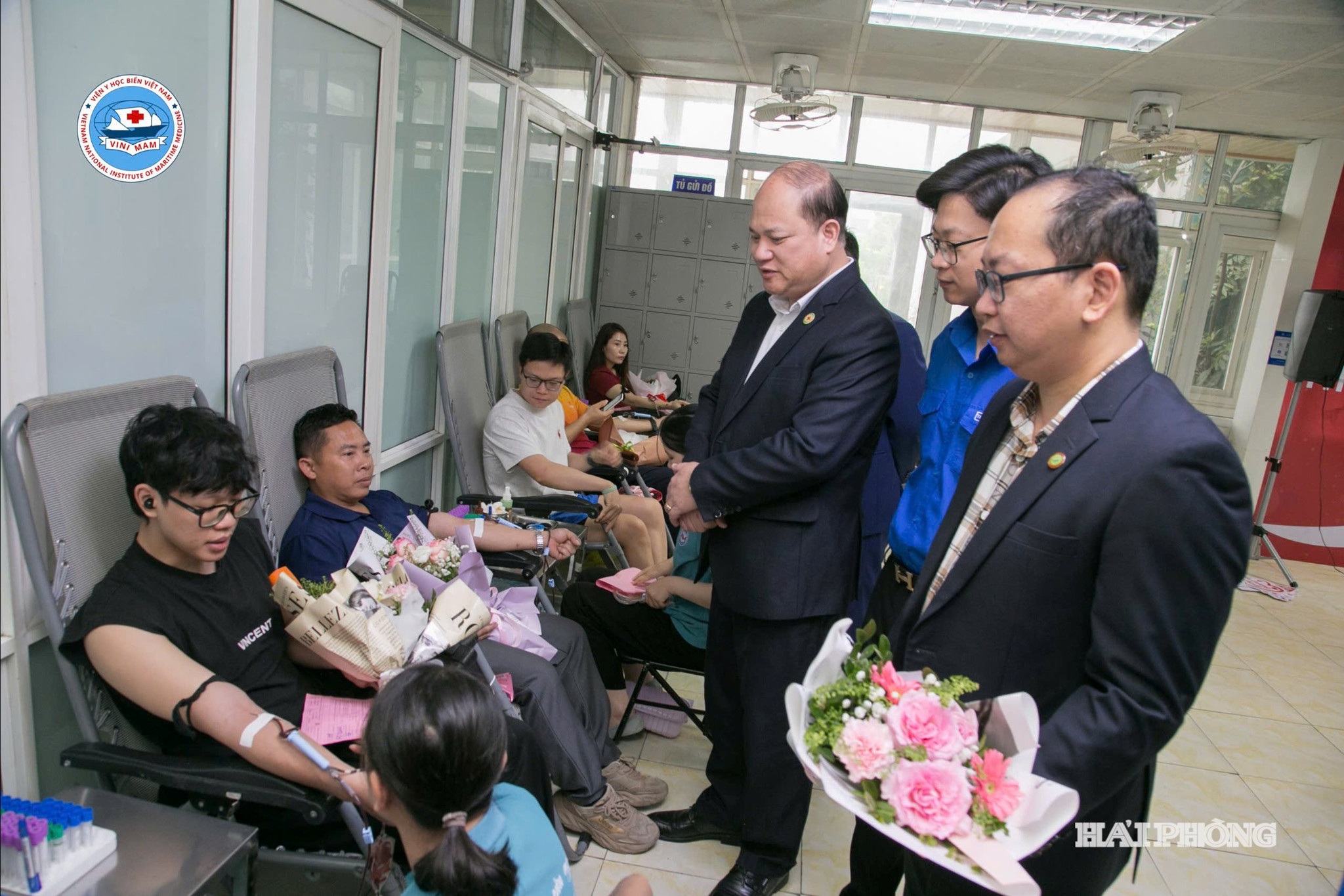 TS.BS Nguyễn Bảo Nam, Bí thư Đảng ủy, Viện trưởng Viện Y học biển Việt Nam cho biết, ngày hội hiến máu là dịp để mỗi cán bộ, viên chức, người lao động và đoàn viên thanh niên của Viện thể hiện trách nhiệm xã hội, tinh thần nhân ái và sự sẻ chia với cộng đồng. Trong ảnh: Lãnh đạo Hội Chữ thập đỏ thành phố, Thành Đoàn Hải Phòng và Viện Y học biển Việt Nam tặng hoa tri ân những người tham gia hiến máu tại ngày hội.