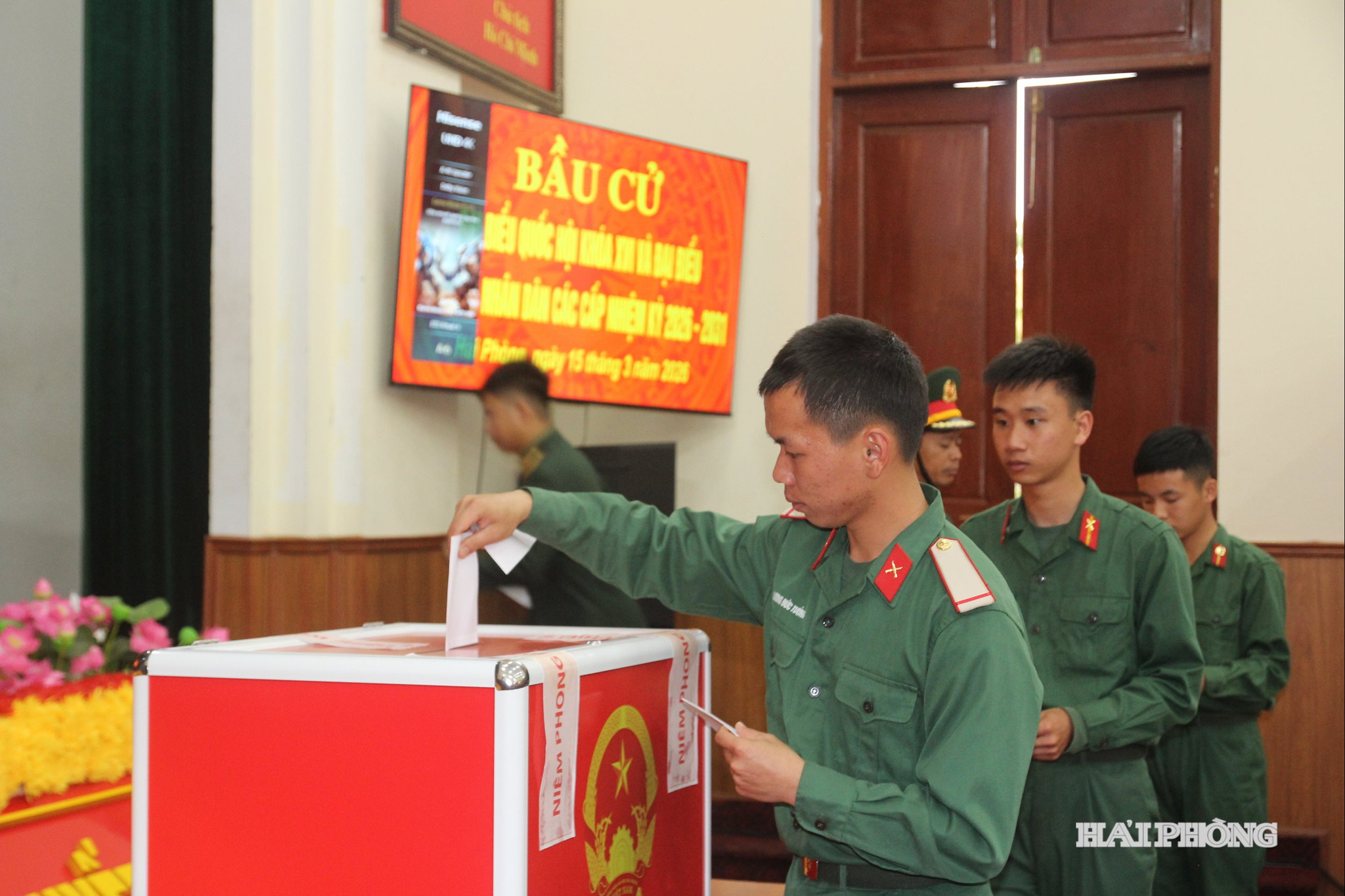 Cử tri tham gia bỏ phiếu