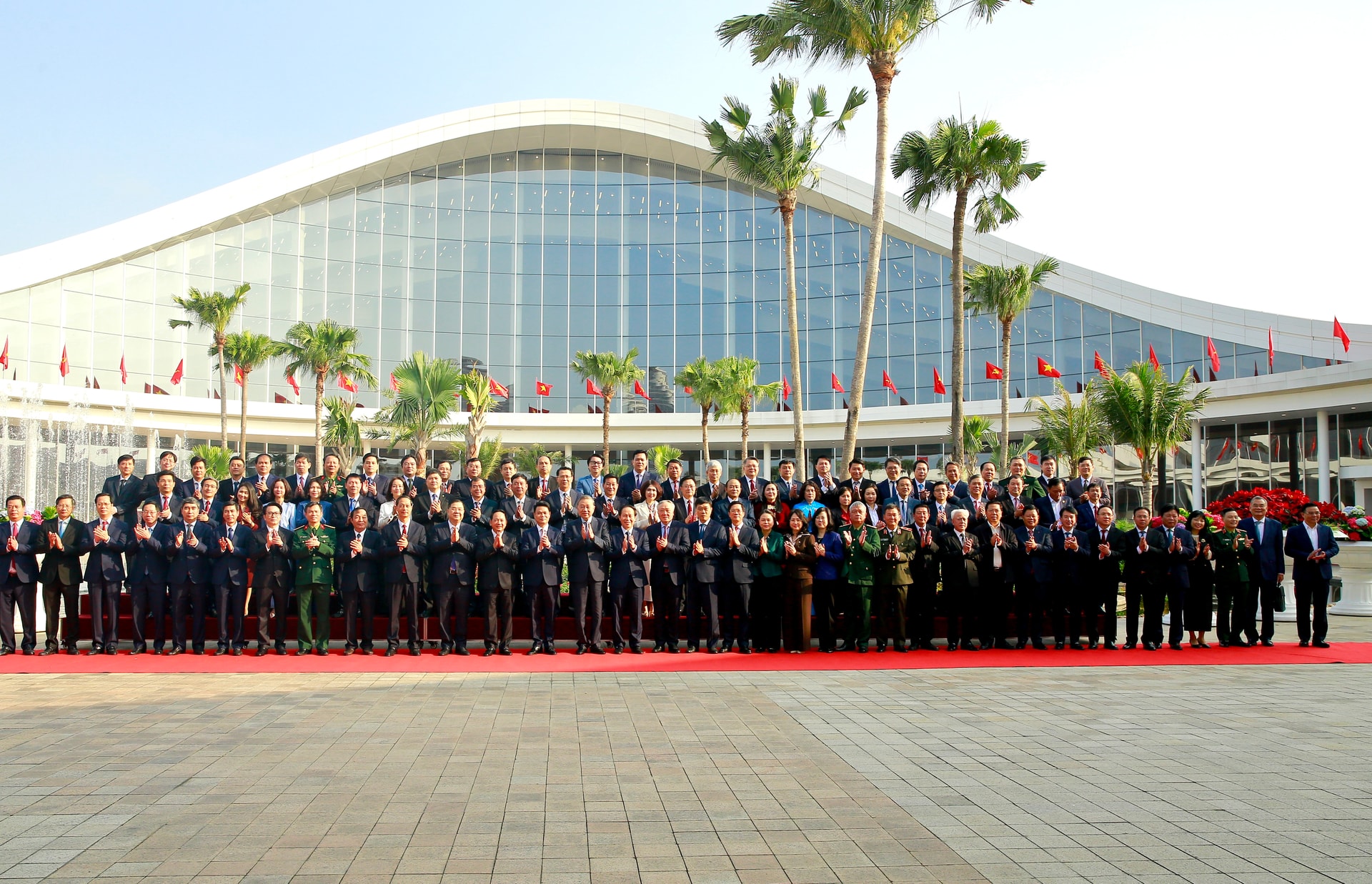 Đồng chí Tô Lâm, Tổng Bí thư cùng lãnh đạo các bộ, ngành Trung ương chụp ảnh lưu niệm với Ban Chấp hành Đảng bộ thành phố Hải Phòng.