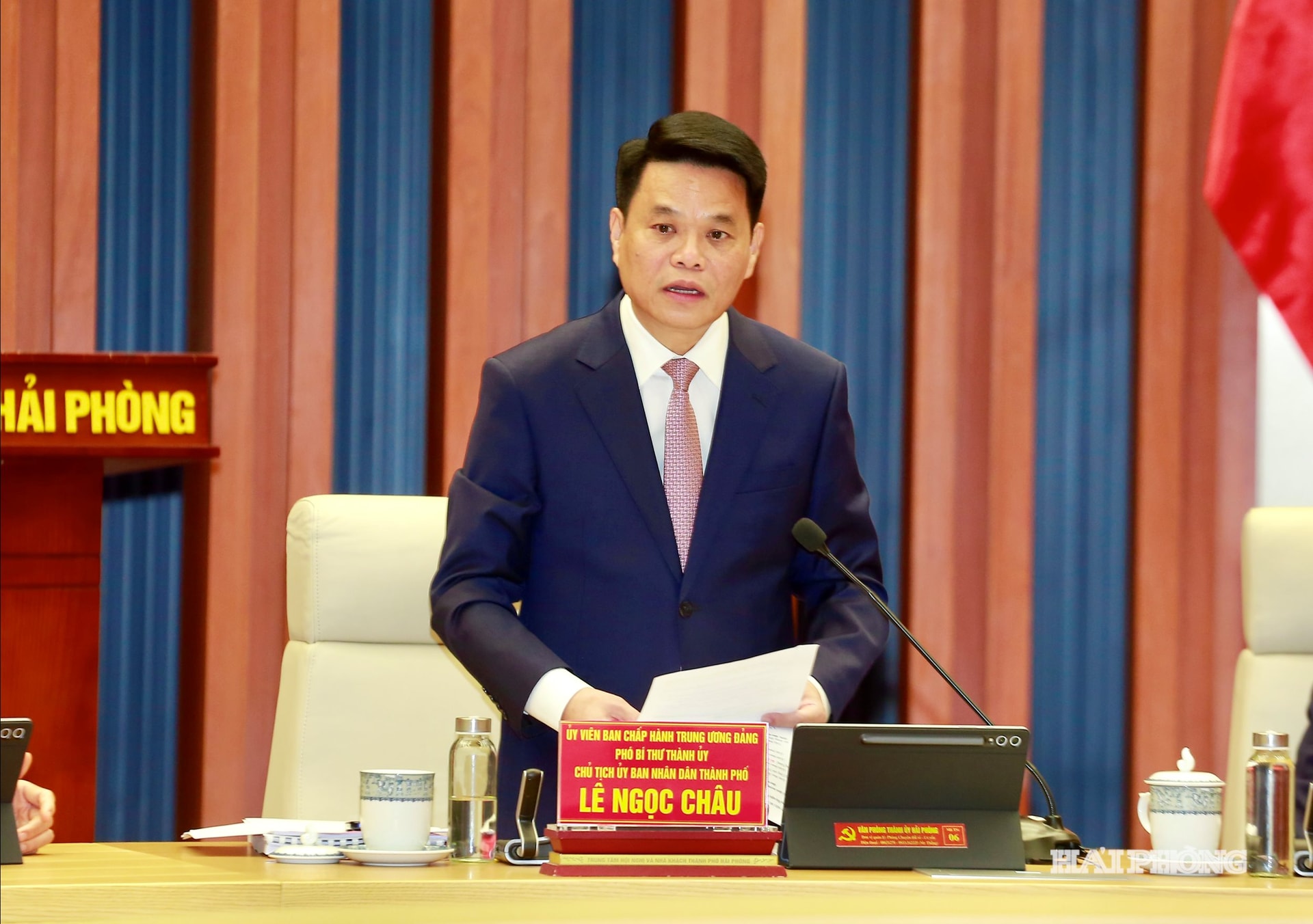 Đồng chí Lê Ngọc Châu, Uỷ viên Trung ương Đảng, Phó bí thư Thành uỷ, Chủ tịch UBND thành phố trình bày báo cáo.