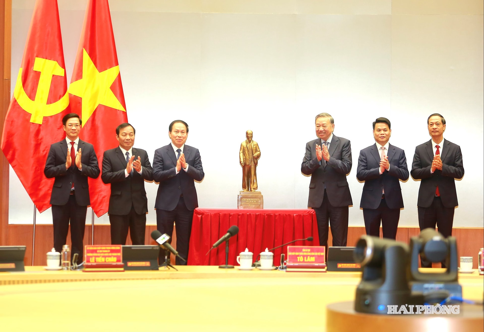 Đồng chí Tô Lâm, Tổng Bí thư trao quà lưu niệm tặng thành phố Hải Phòng.