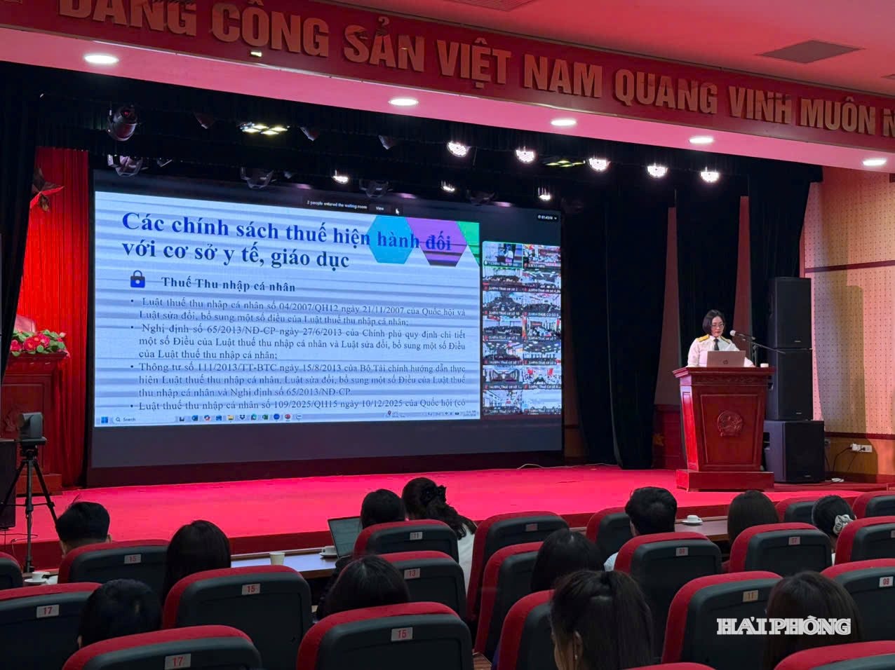 can-bo-thue-pho-bien-chinh-sach-thue.jpg