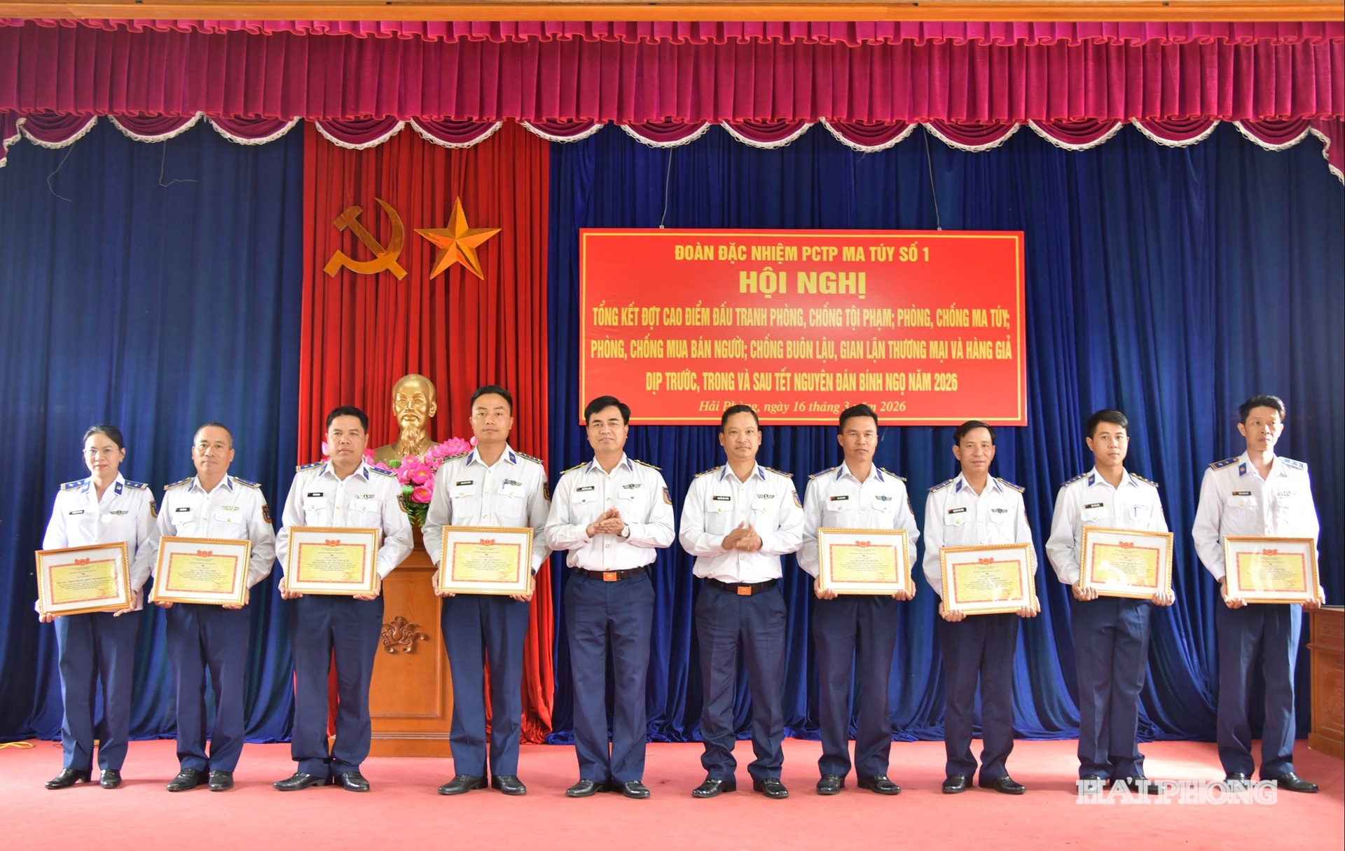 Chỉ huy Đoàn Đặc nhiệm PCTP ma túy số 1 trao thưởng cho các tập thể, cá nhân có thành tích tiêu biểu