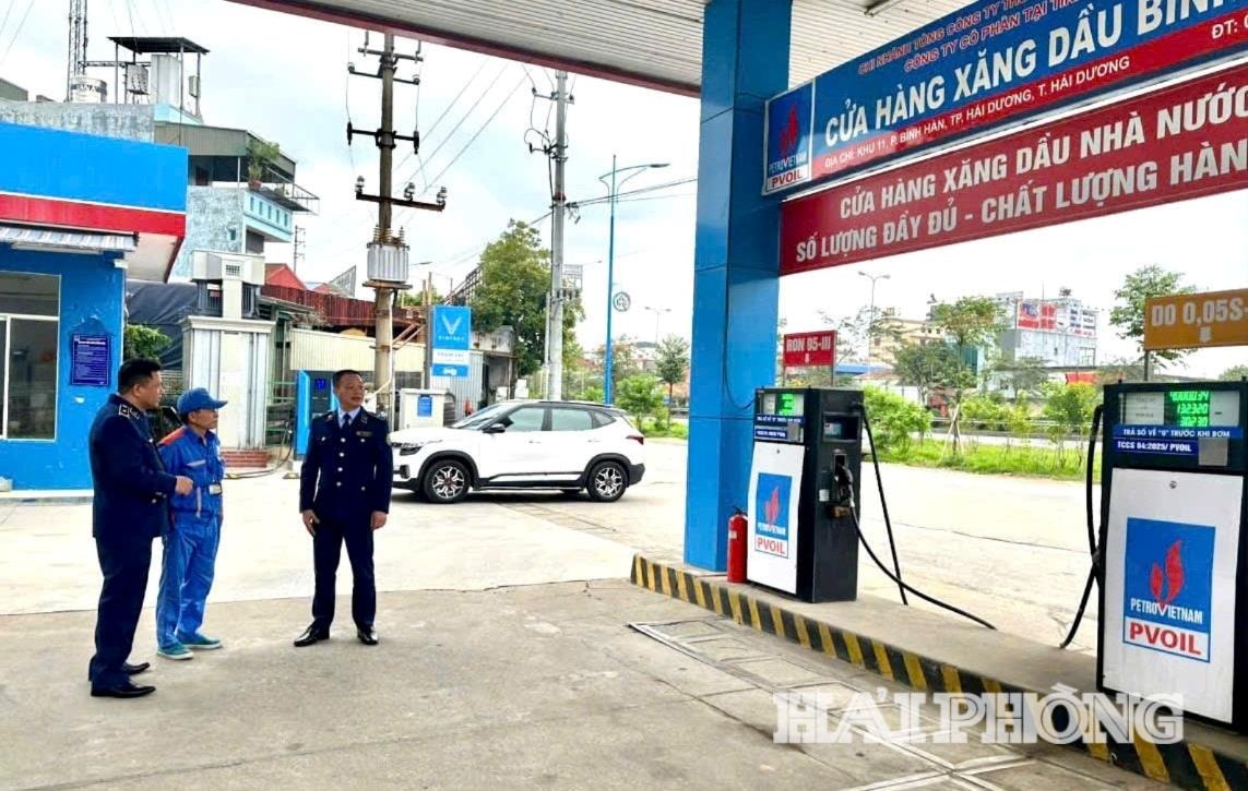 Lực lượng quản lý thị trường tăng cường kiểm tra hoạt động kinh doanh xăng dầu tại các cửa hàng kinh doanh xăng dầu trên địa bàn thành phố Hải Phòng.