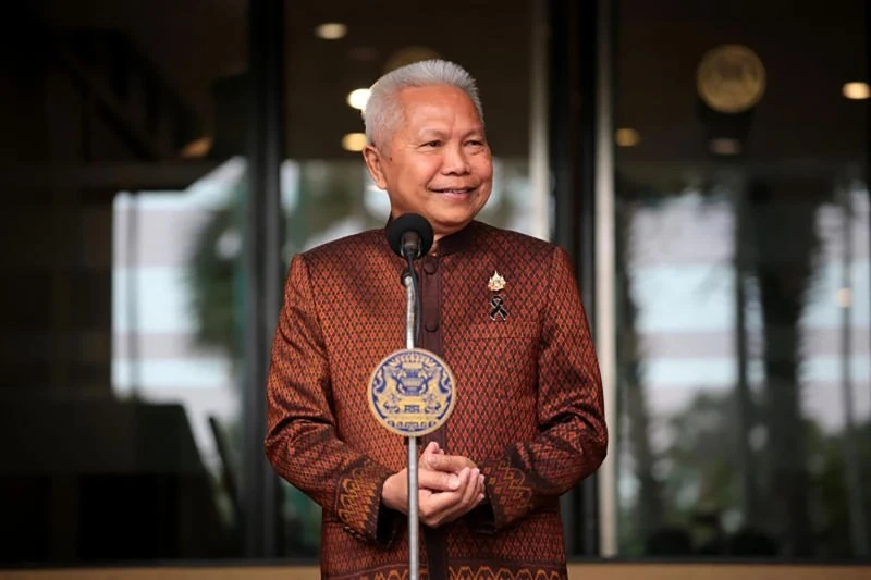 tan-chu-tich-ha-vien-thai-lan.png