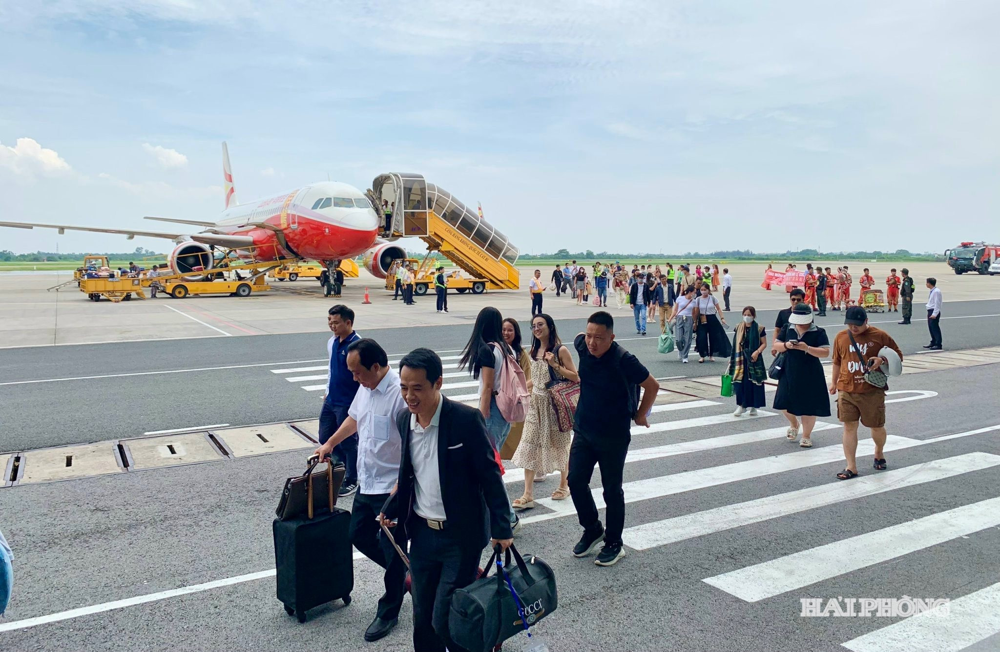 Turistas coreanos chegam a Hai Phong pelo Aeroporto Internacional de Cat Bi.