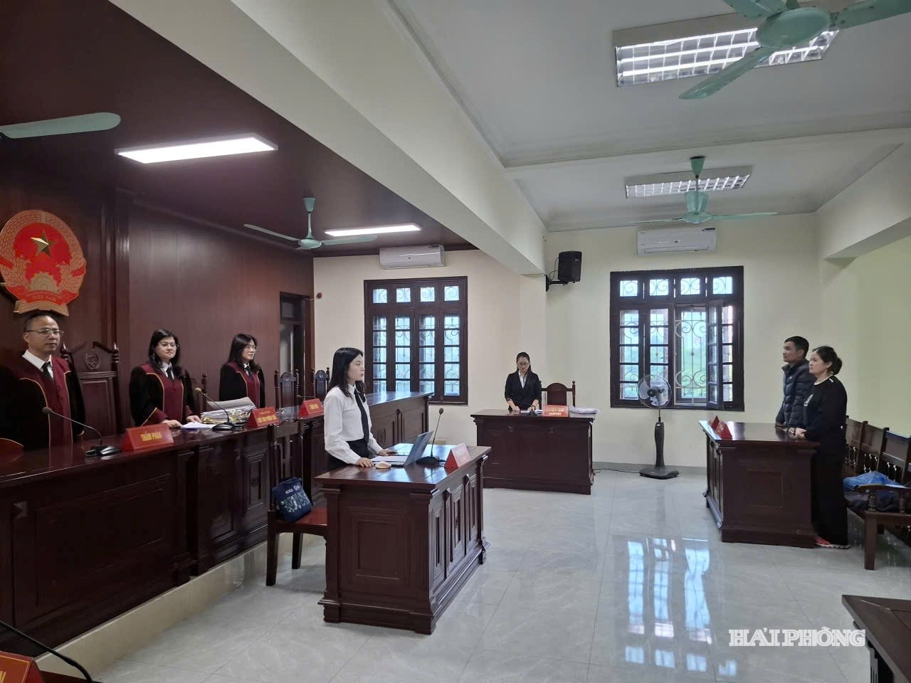 vu-ba-man-tranh-chap-dat-dai.jpg