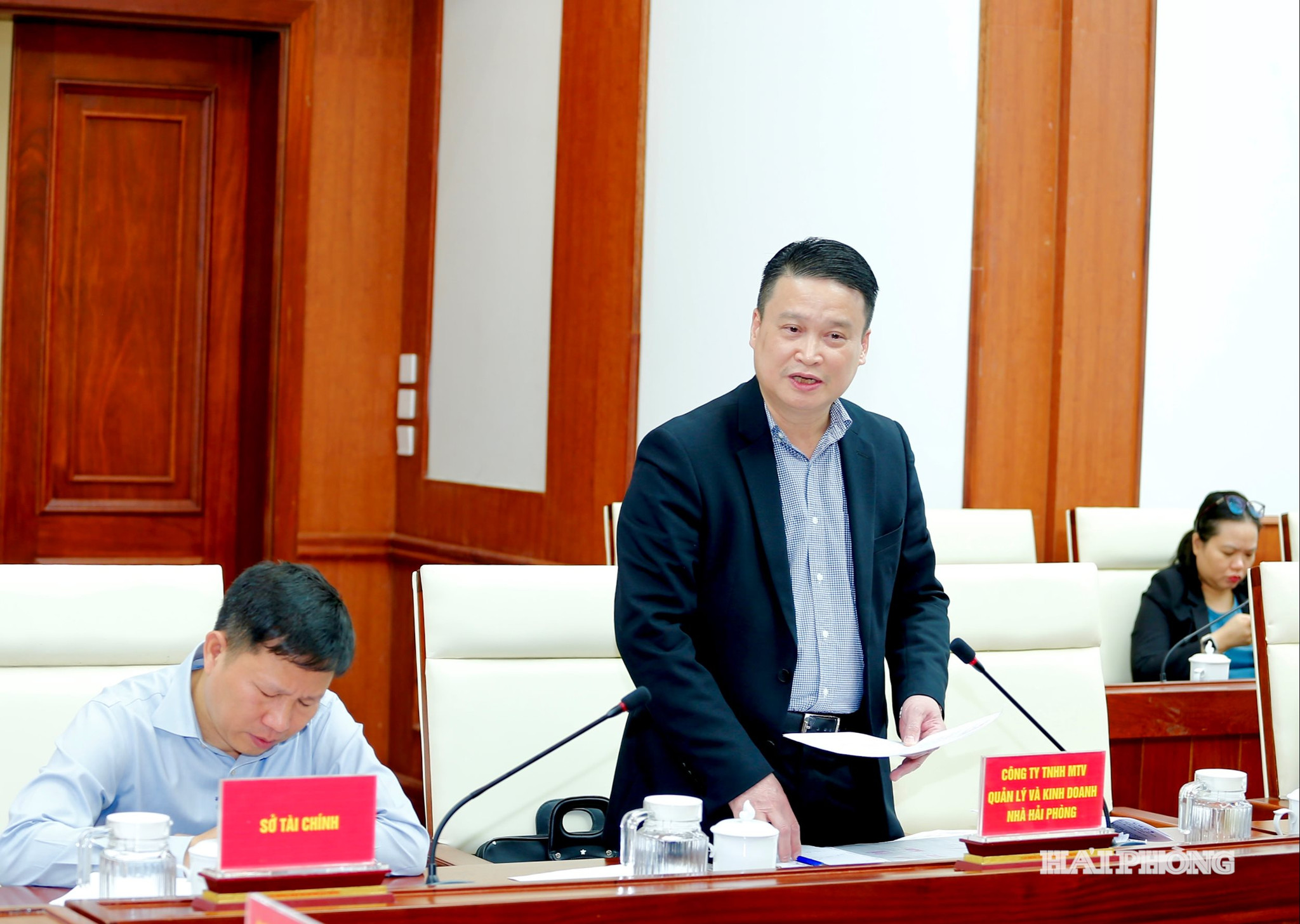 Đại diện Công ty TNHH MTV Quản lý và Kinh doanh nhà Hải Phòng phát biểu tại cuộc làm việc.