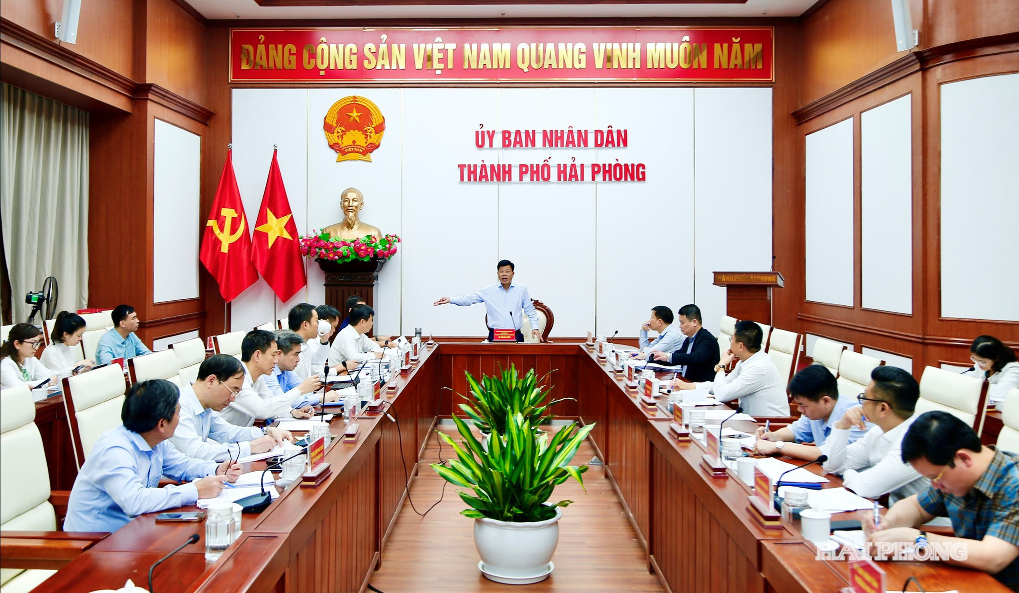 Đồng chí Lê Trung Kiên, Phó chủ tịch UBND thành phố chủ trì cuộc họp.