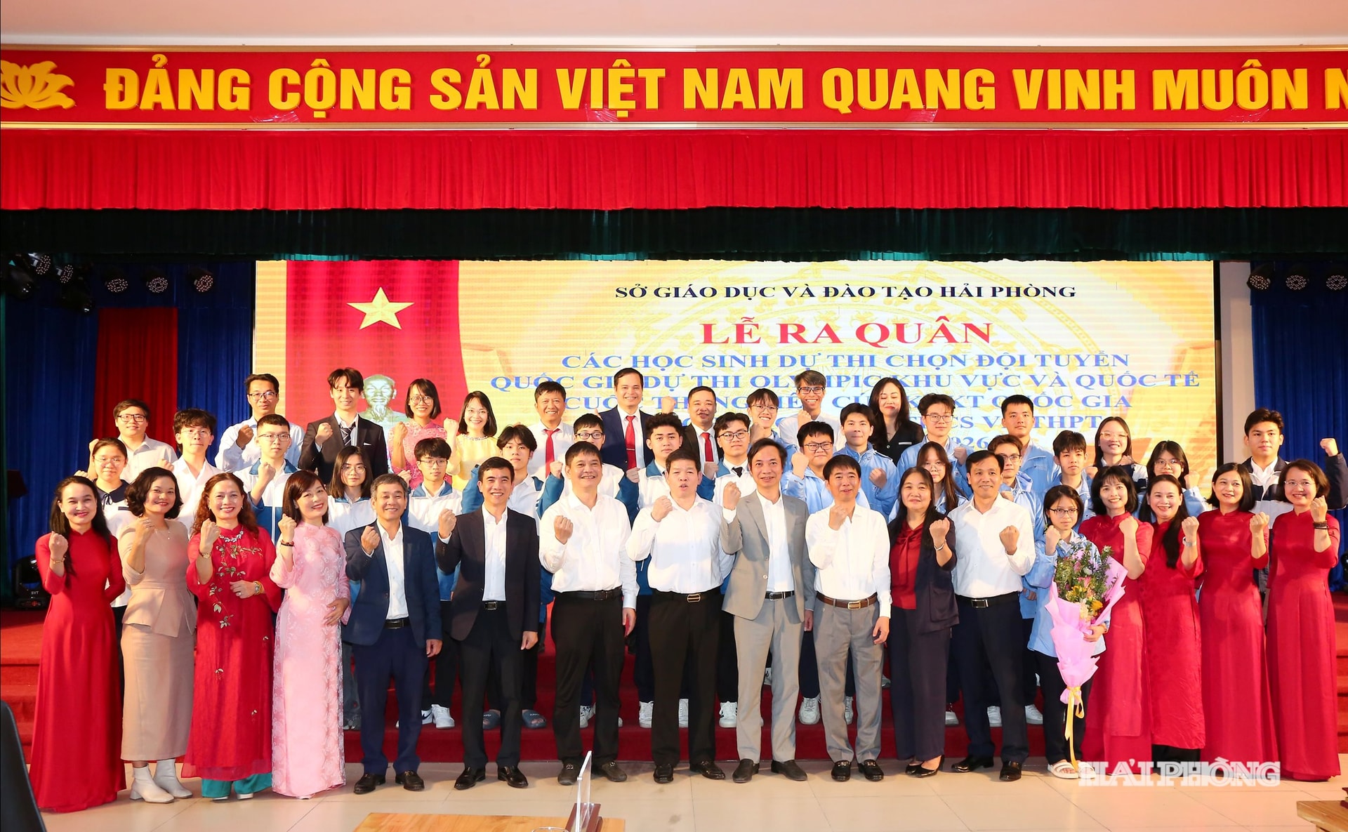 Các thầy cô giáo và học sinh tham dự kỳ thi chọn Quốc gia dự thi Olympic khu vực và Quốc tế- Cuộc thi nghiên cứu Khoa học Kỹ thuật dành cho học sinh THCS và THPT.