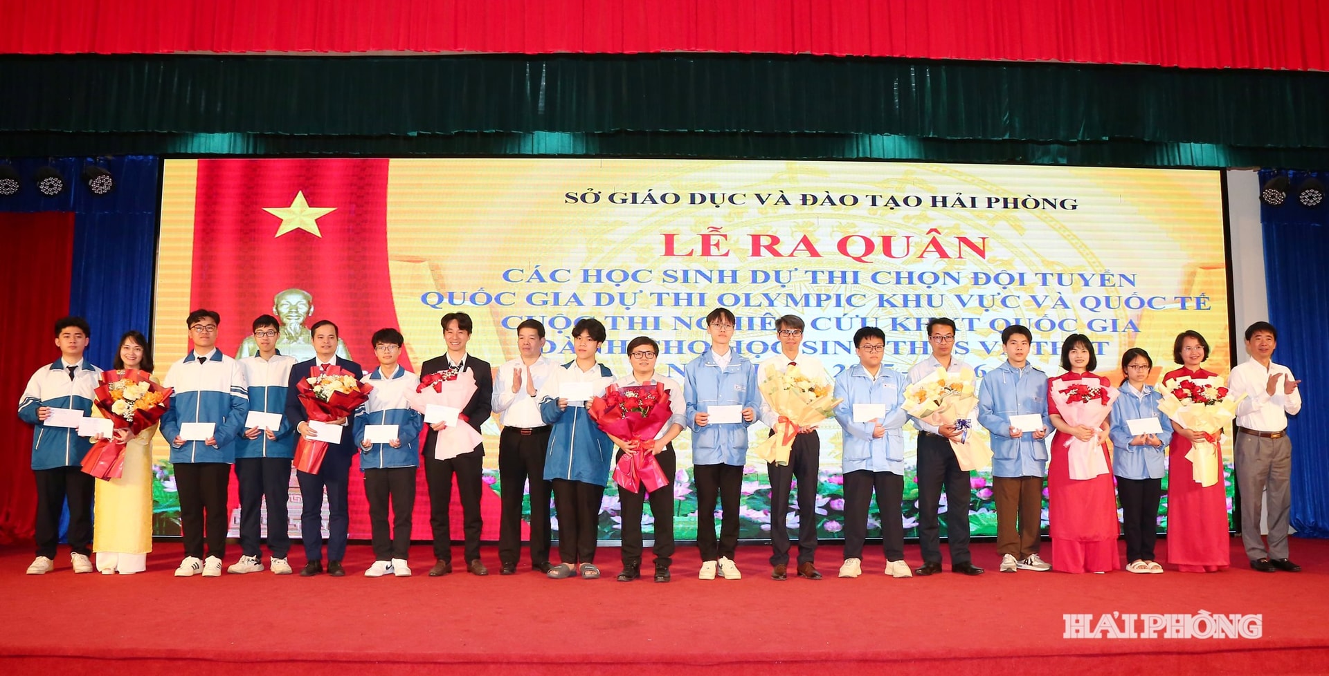 Đồng chí Lương Văn Việt, Giám đốc Sở Giáo dục và Đào tạo Hải Phòng tặng hoa chúc mừng các học sinh và thầy cô tham dự kỳ thi chọn đội tuyển Quốc gia và khu vực