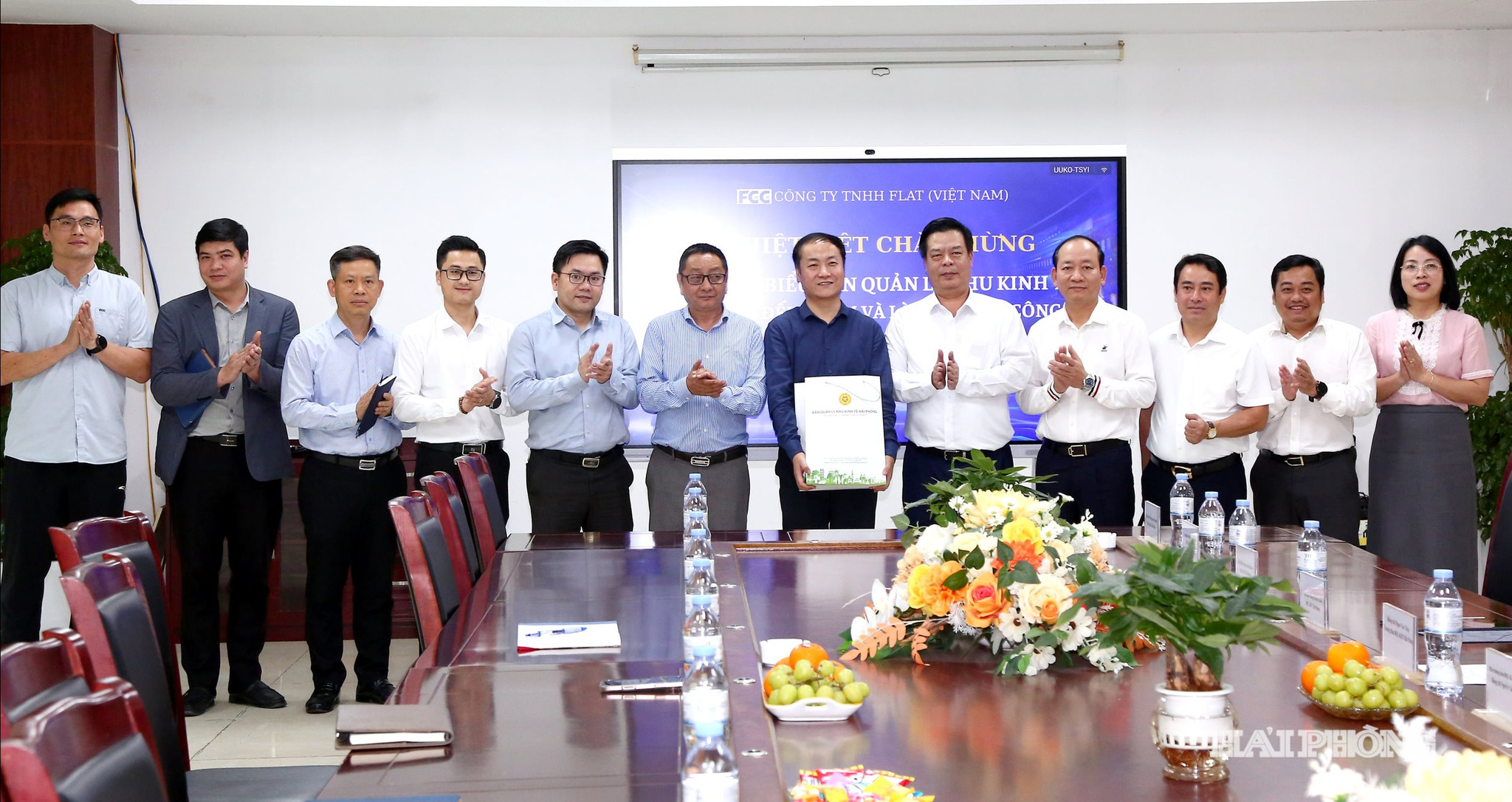 Đồng chí Phạm Văn Thép, ủy viên BTV, Trưởng ban Quản lý Khu Kinh tế Hải Phòng thăm tặng quà Công ty TNHH FLAT Việt Nam