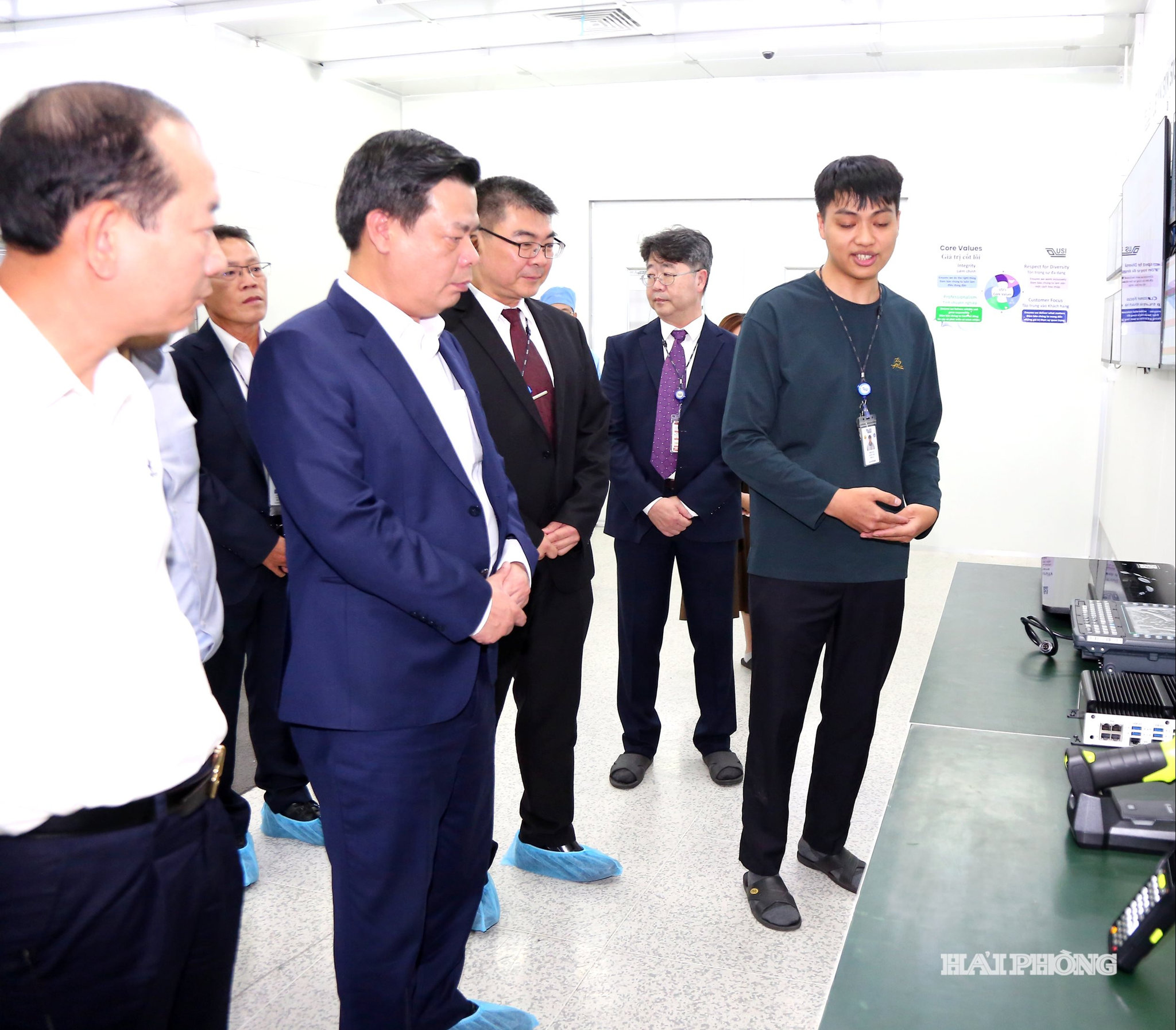 Đồng chí Phạm Văn Thép, ủy viên BTV, Trưởng ban Quản lý Khu Kinh tế Hải Phòng thăm dây chuyền sản xuất linh kiện Công ty TNHH USI Việt Nam