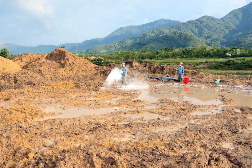 Thực hiện xử lý đất nhiễm chất độc dioxin tại sân bay A So bằng phương pháp sinh học. (Ảnh: TTXVN phát)