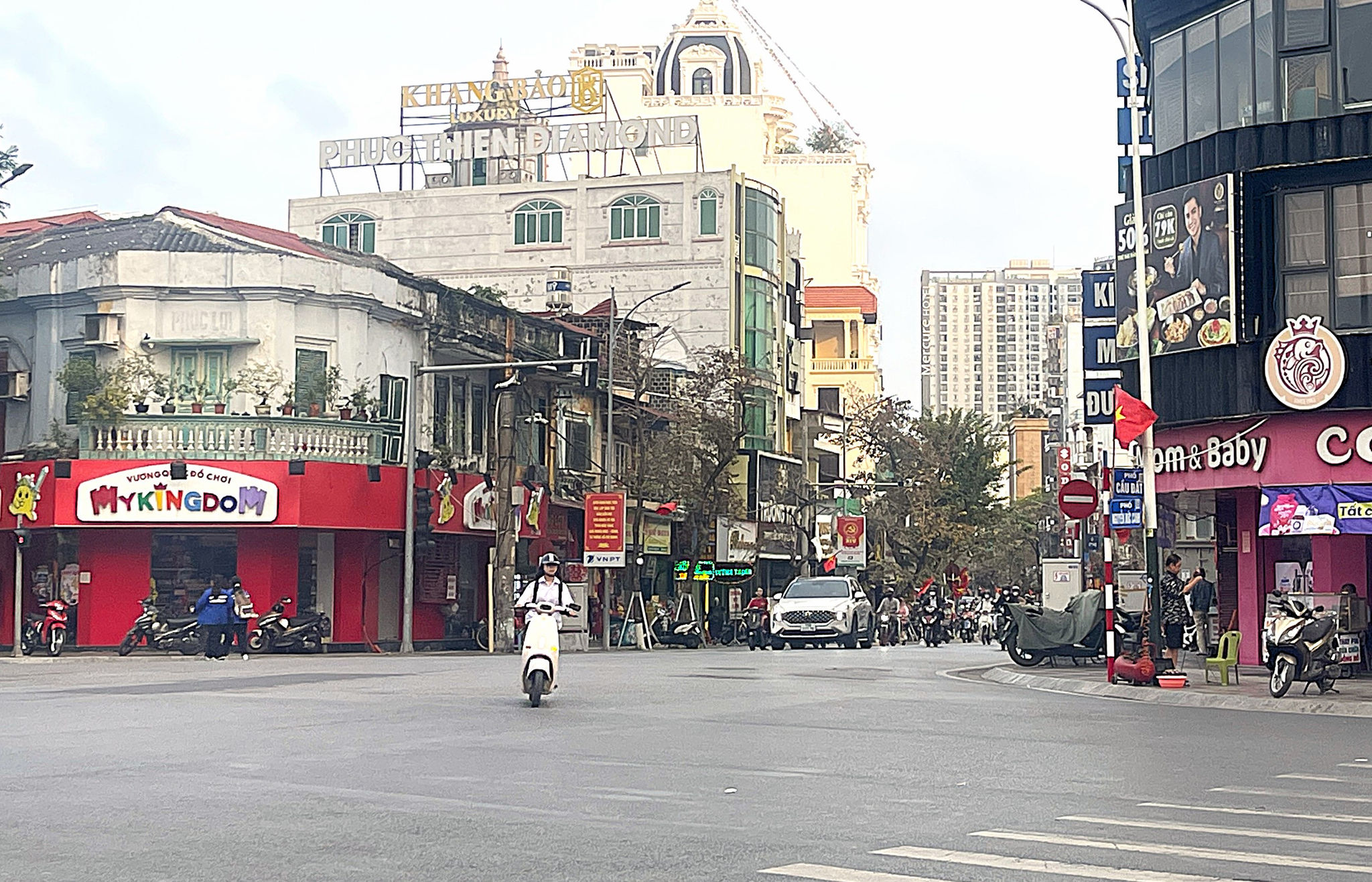Tại khu vực đầu phố Cầu Đất còn nhiều nhà là tài sản công thuộc diện thu hồi, xử lý.