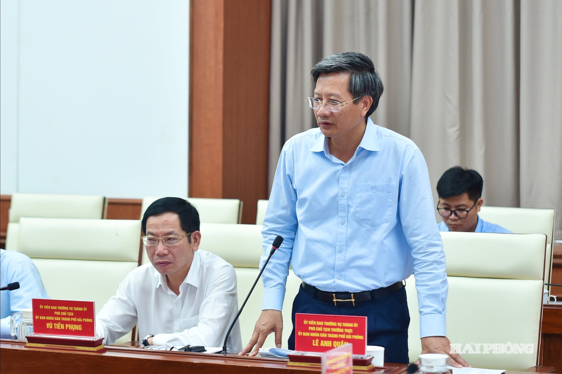 Il compagno Le Anh Quan, membro del Comitato permanente del Comitato cittadino del Partito e vicepresidente permanente del Comitato popolare cittadino, ha tenuto un discorso durante la riunione.