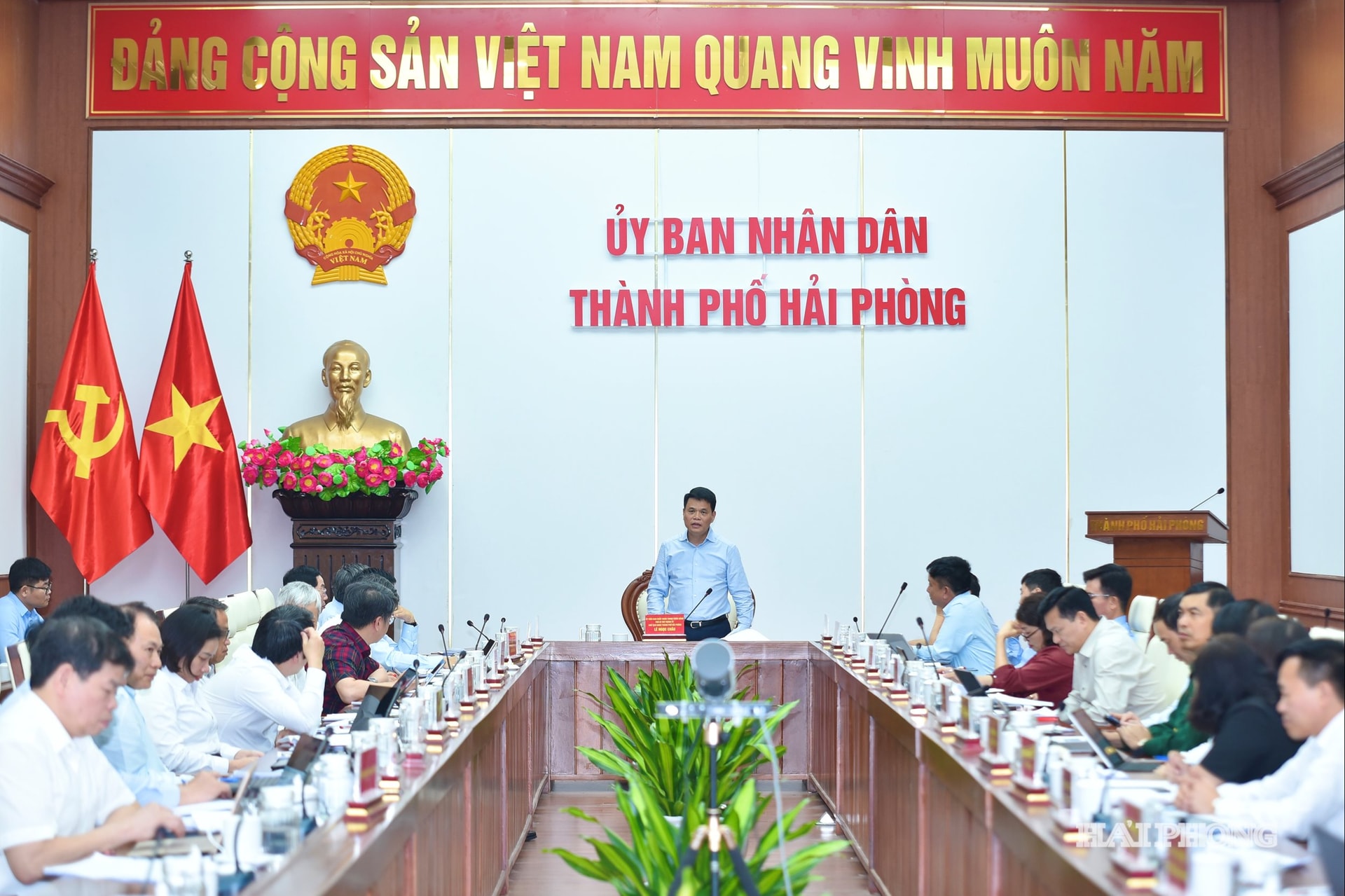 Il compagno Le Ngoc Chau, membro del Comitato Centrale del Partito, vicesegretario del Comitato cittadino del Partito e presidente del Comitato popolare cittadino, ha pronunciato le osservazioni conclusive della riunione.