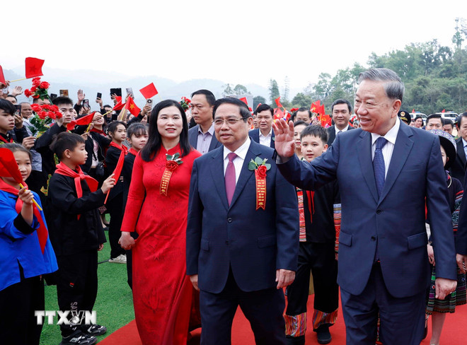 Tổng Bí thư Tô Lâm và Thủ tướng Phạm Minh Chính dự Lễ khởi công, động thổ đồng loạt các trường nội trú liên cấp biên giới tại xã Đồng Đăng, tỉnh Lạng Sơn. (Ảnh: Thống Nhất/TTXVN) ttxvn-tong-bi-thu-va-thu-tuong-du-le-khoi-cong-dong-tho-dong-loat-cac-truong-noi-tru-lien-cap-bien-gioi-8649904-2.jpg