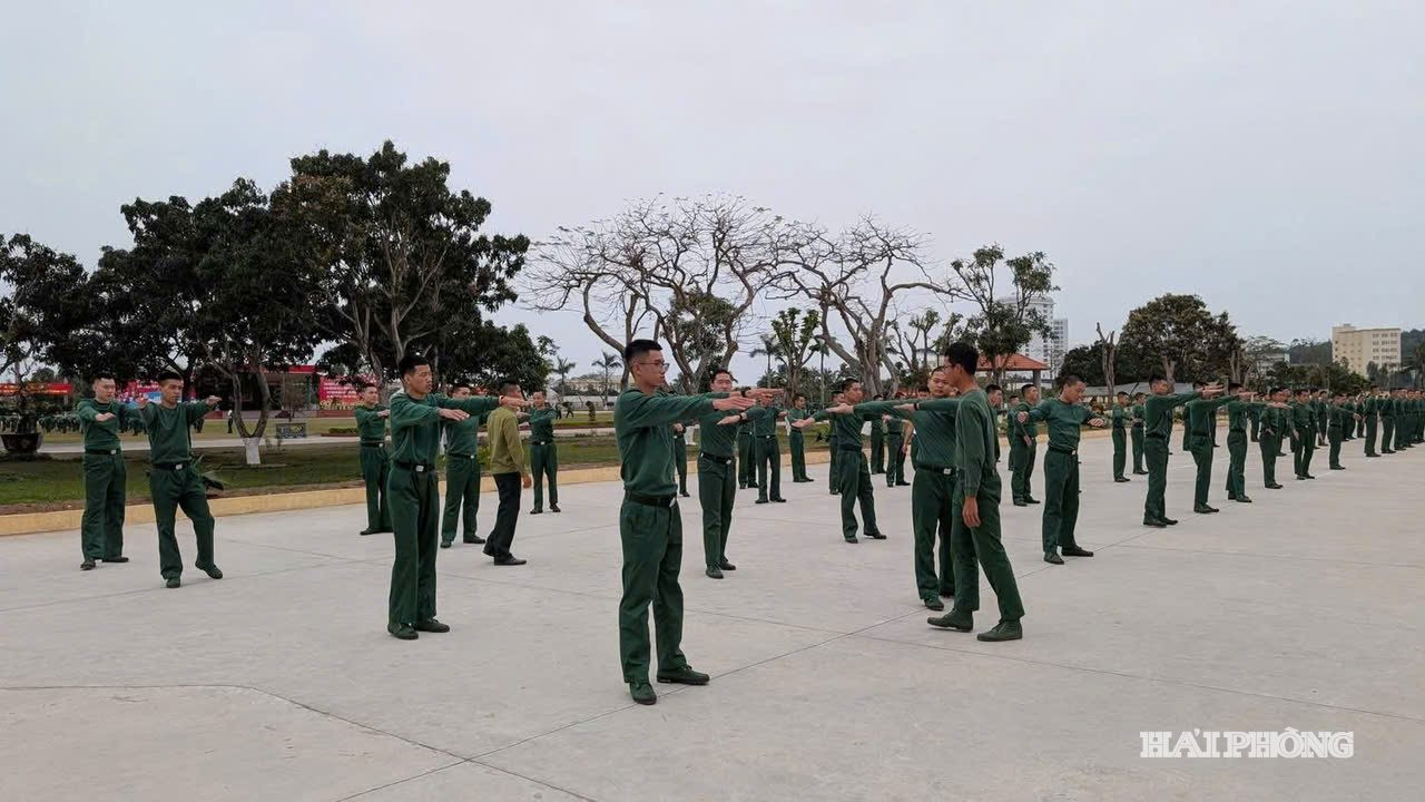 Cán bộ huấn luyện Trung đoàn 50 sửa động tác cho chiến sĩ mới trong giờ luyện tập thể dục, nâng cao thể lực, tạo nền tảng cho huấn luyện.