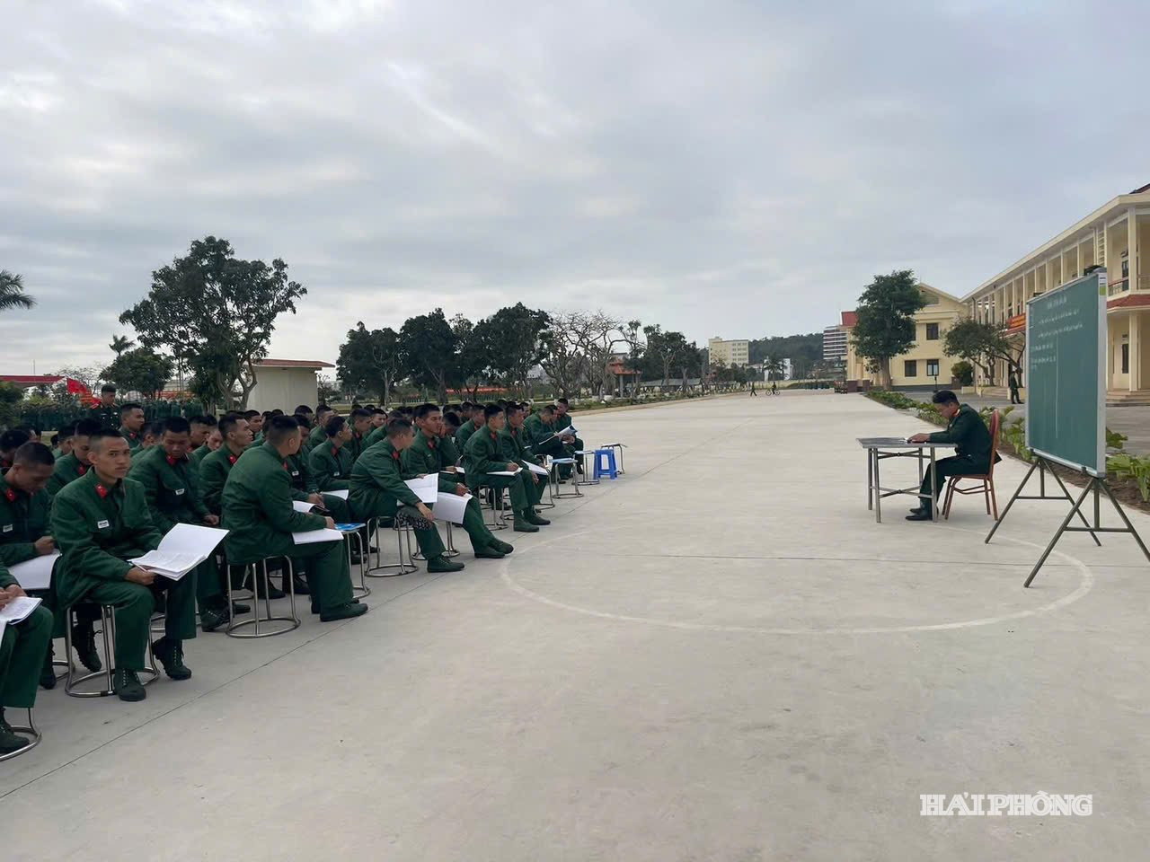 Chiến sĩ mới Trung đoàn 50 tham gia học tập chính trị, nhanh chóng làm quen với nền nếp, chế độ trong quân ngũ.